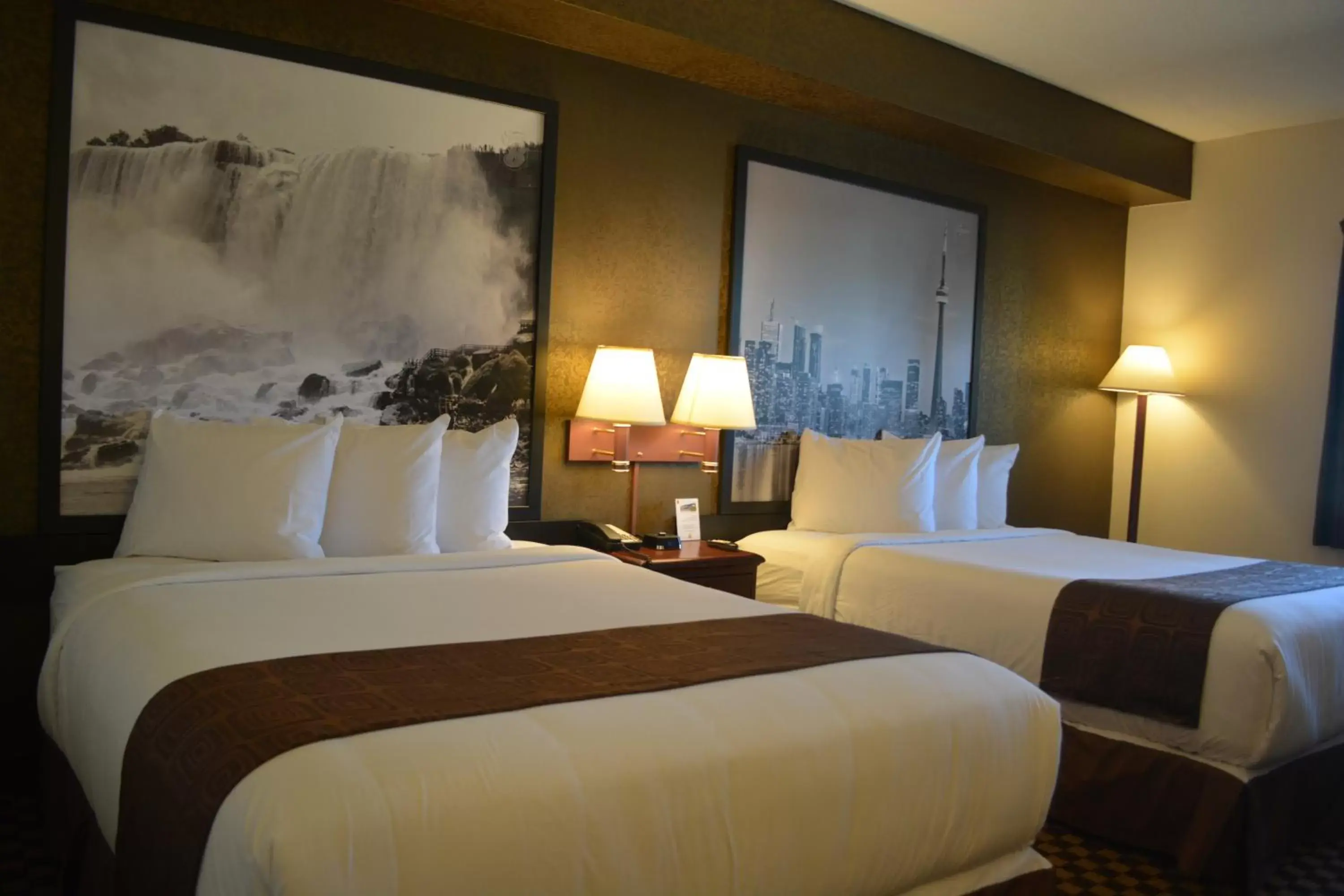 Photo of the whole room, Bed in Super 8 by Wyndham Ambassador Bridge Windsor ON