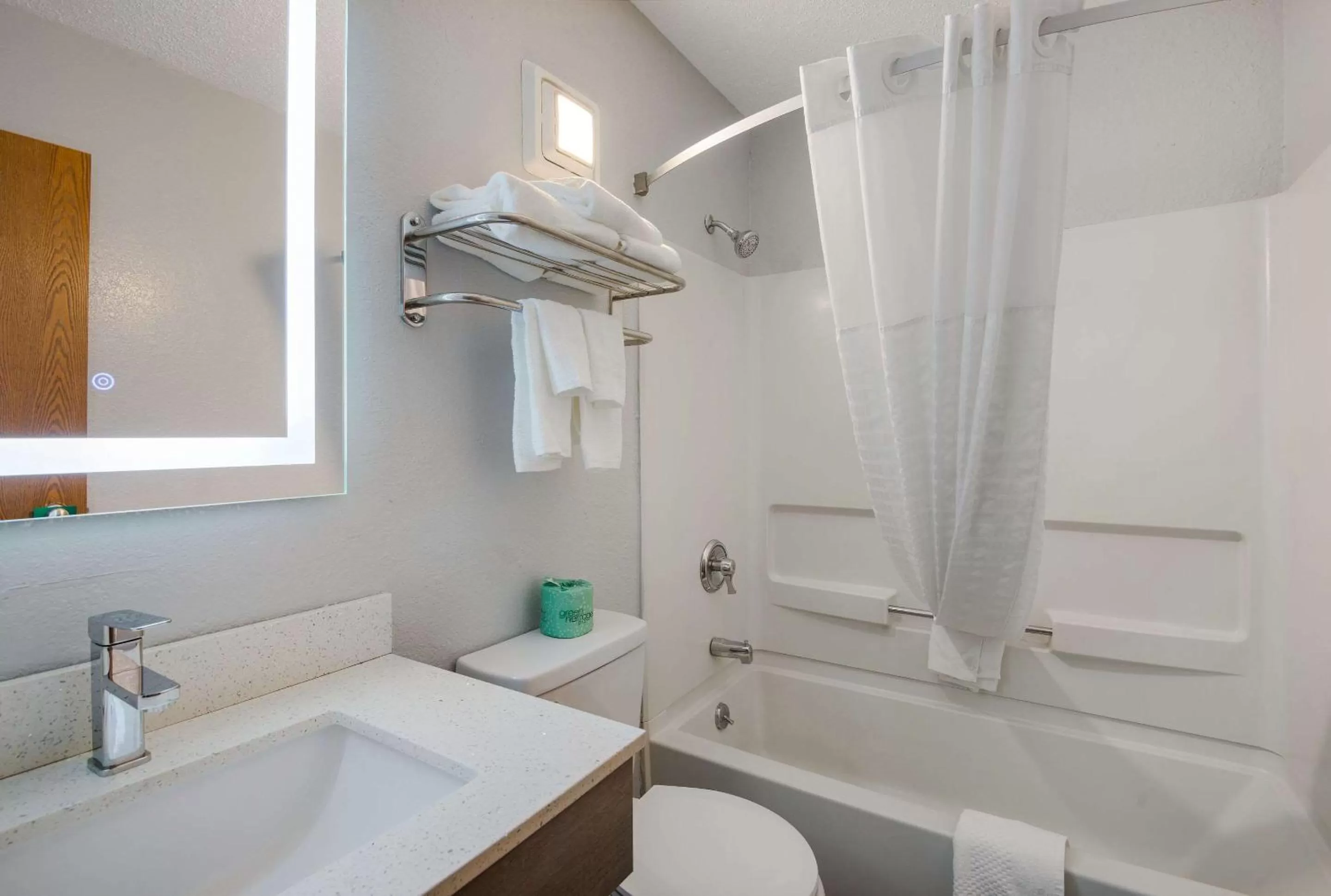 Bedroom, Bathroom in Super 8 by Wyndham Oneida Verona