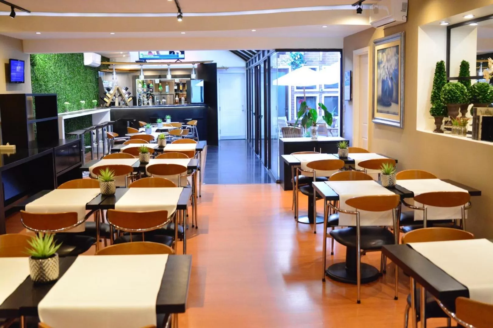 Dining area in Pocitos Plaza Hotel