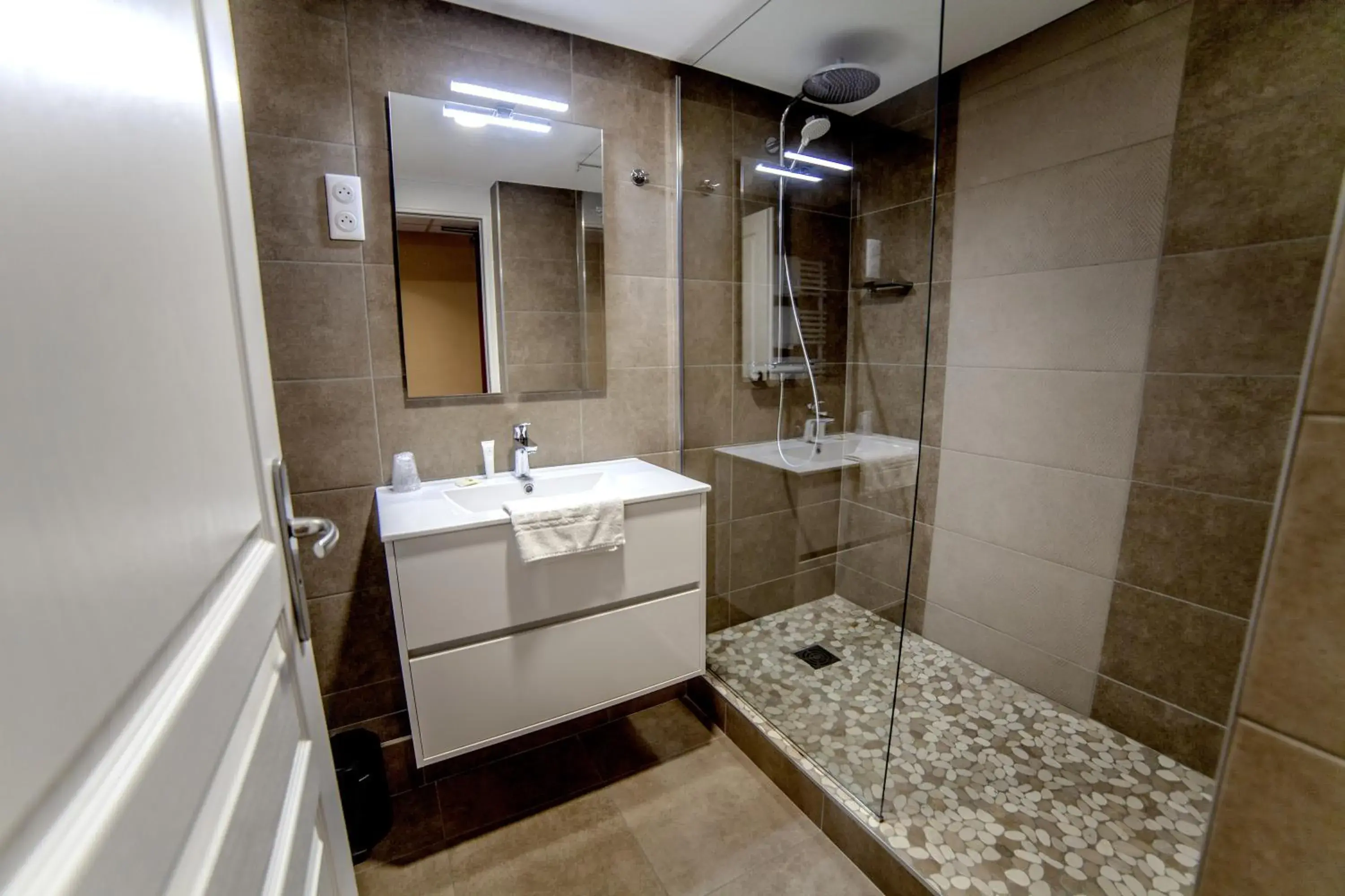 Shower, Bathroom in Logis Les Hauts de Montreuil / Le Patio