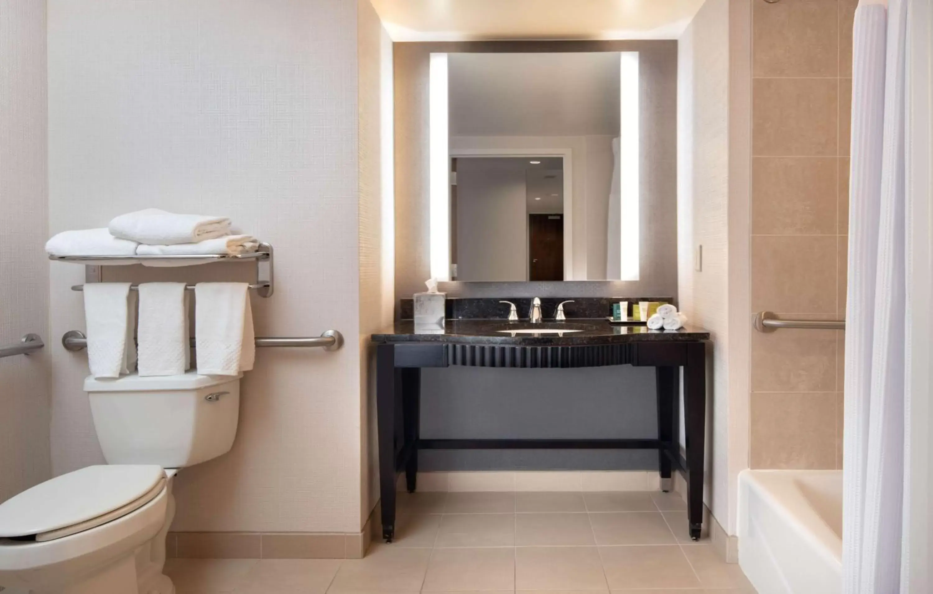 King Room with Bath Tub - Mobility Access in Hilton Baltimore Inner Harbor King Room with Bath Tub - Mobility Access in Hilton Baltimore Inner Harbor