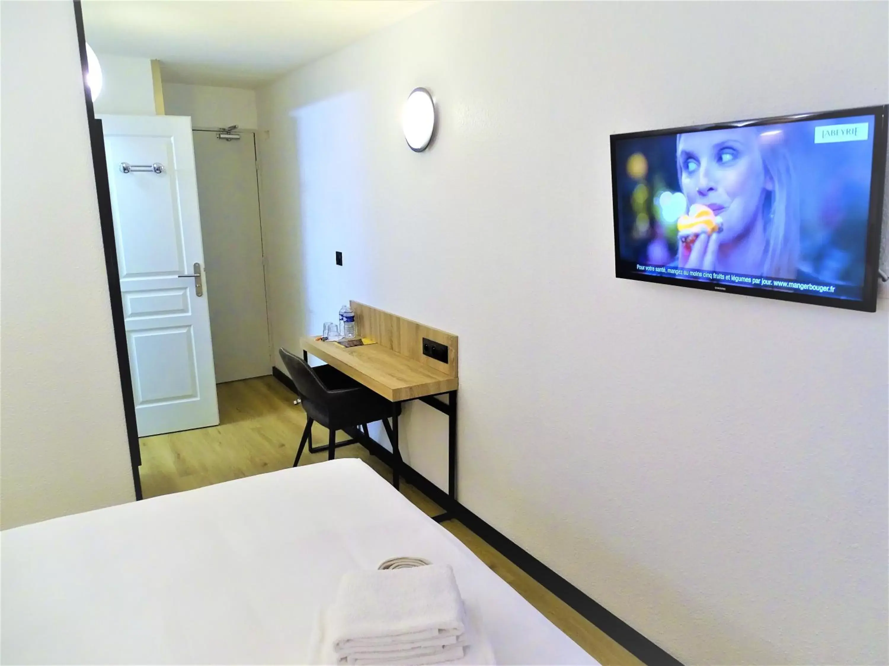 Photo of the whole room, TV/Entertainment Center in Euro Hôtel Paris Créteil