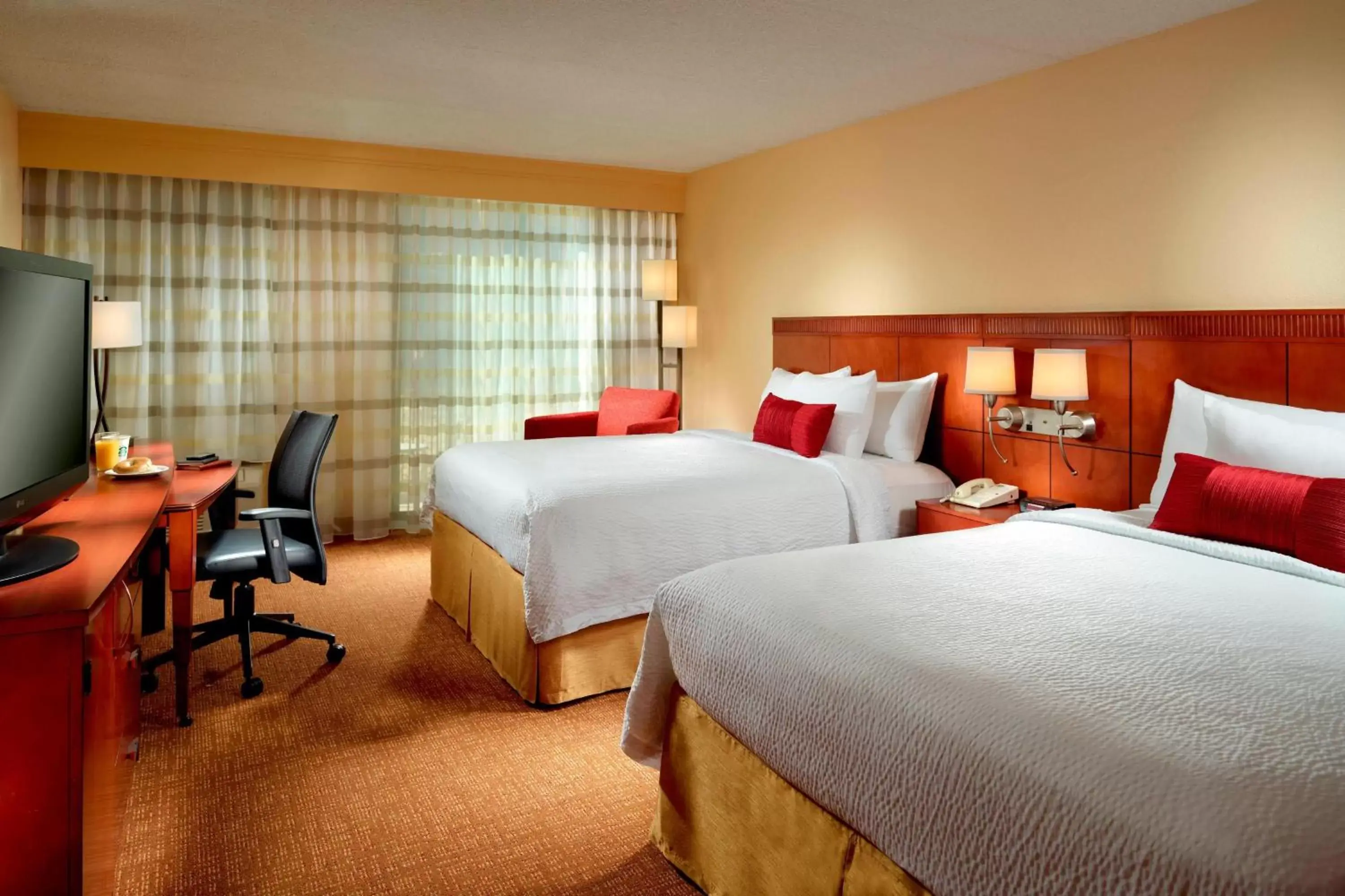 Photo of the whole room, Bed in Courtyard by Marriott Columbus