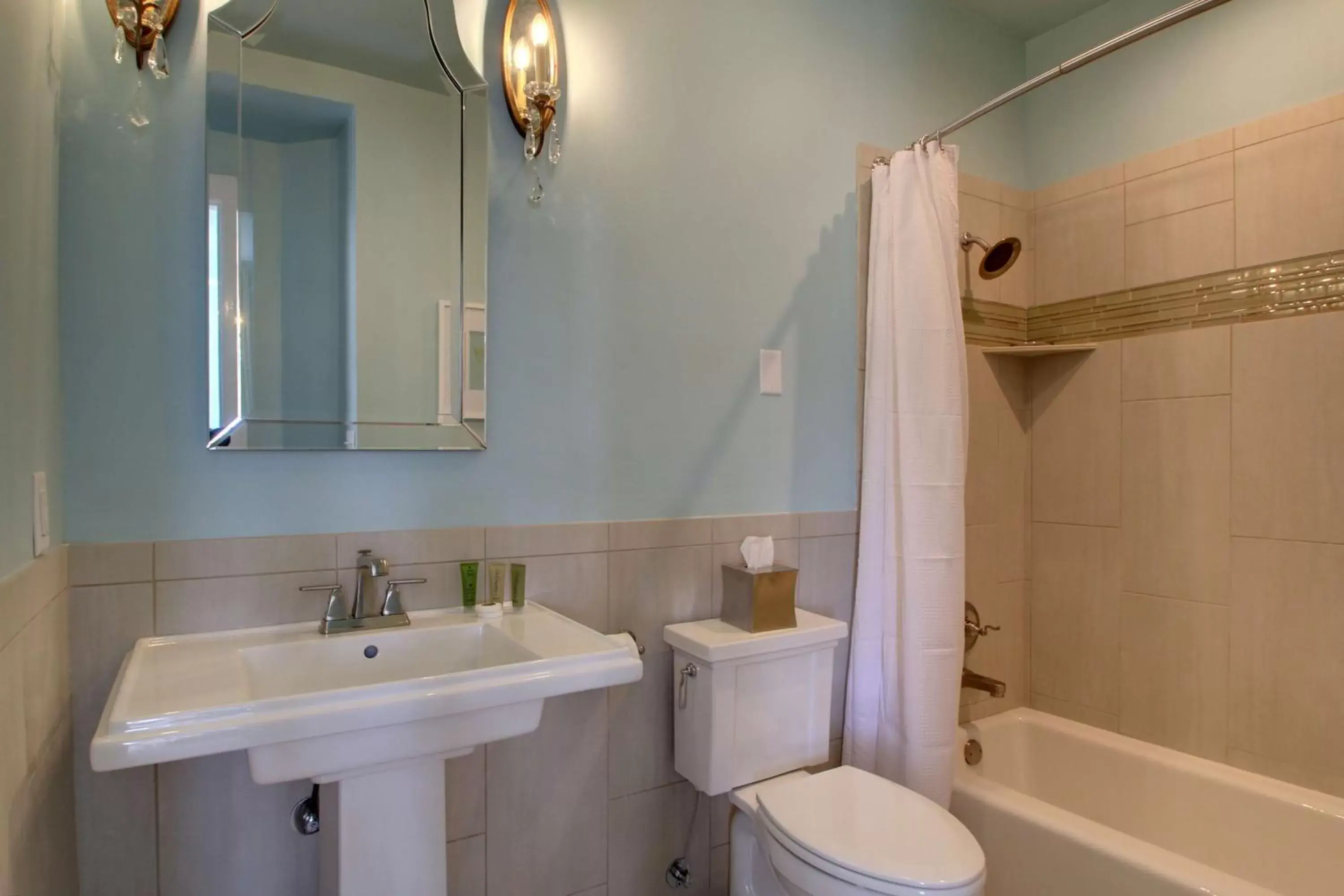 Photo of the whole room, Bathroom in Hotel Finial BW Premier Collection Oxford - Anniston