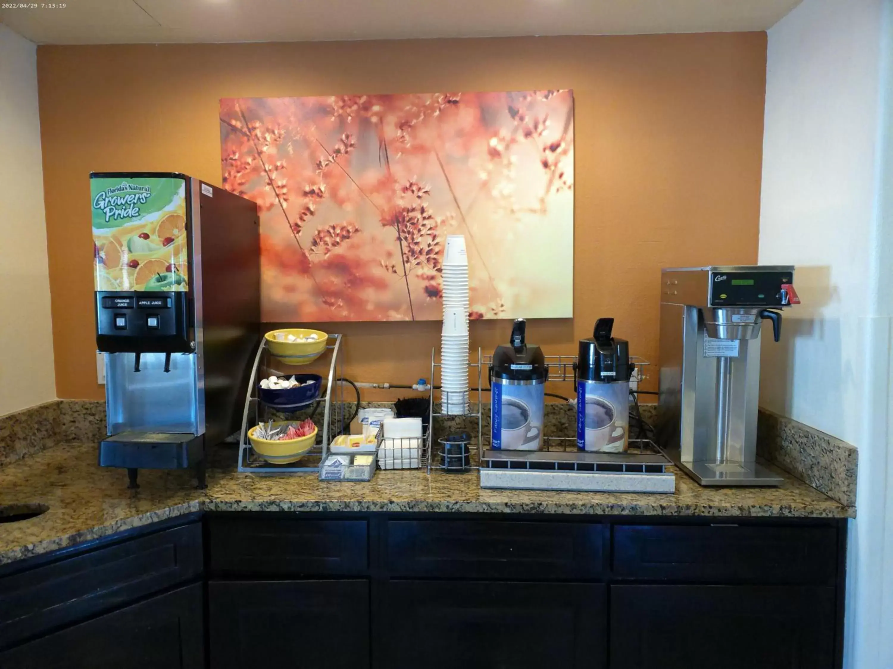 Coffee/tea facilities in Days Inn & Suites by Wyndham Tucson/Marana