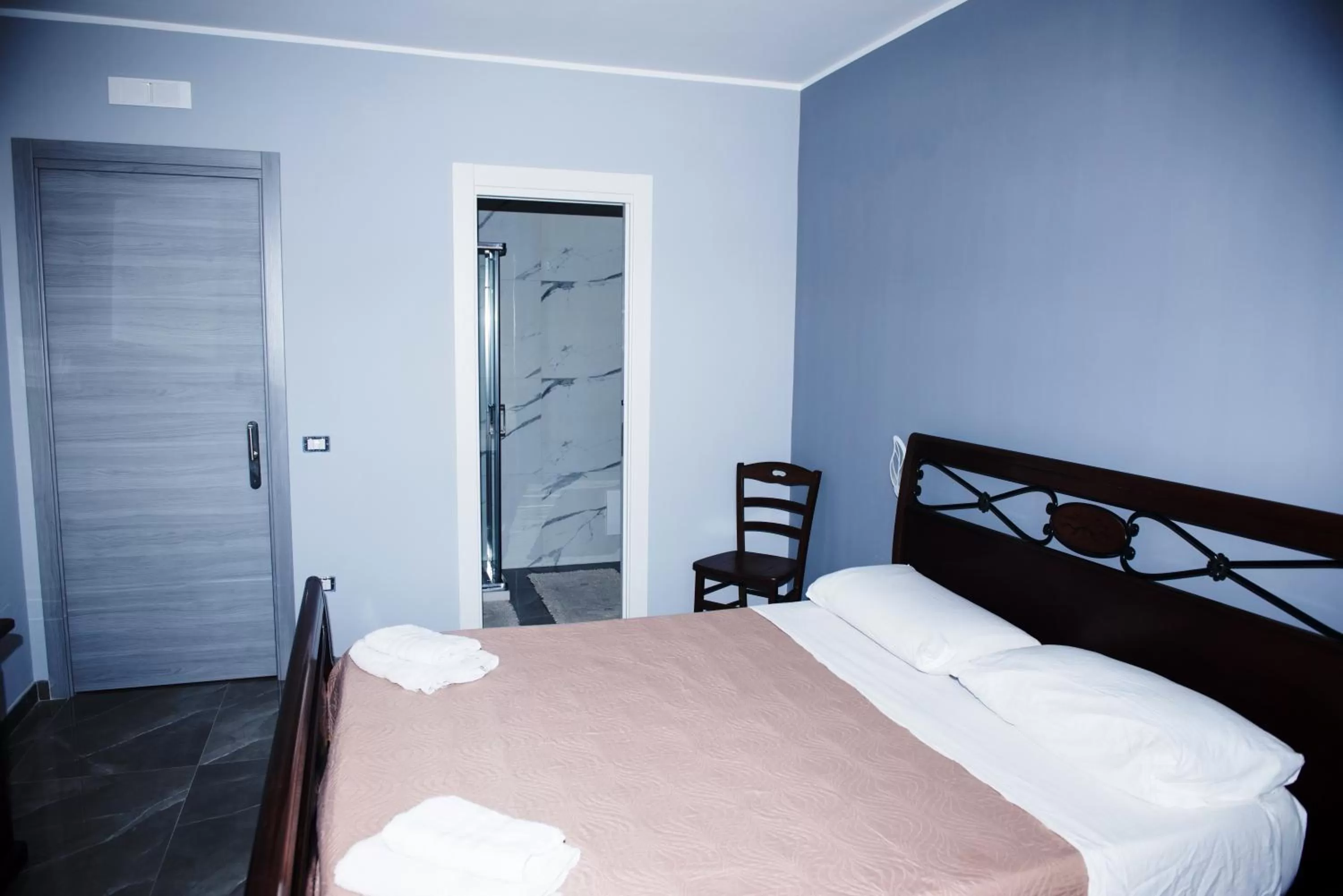 Photo of the whole room, Bed in B&B S Home