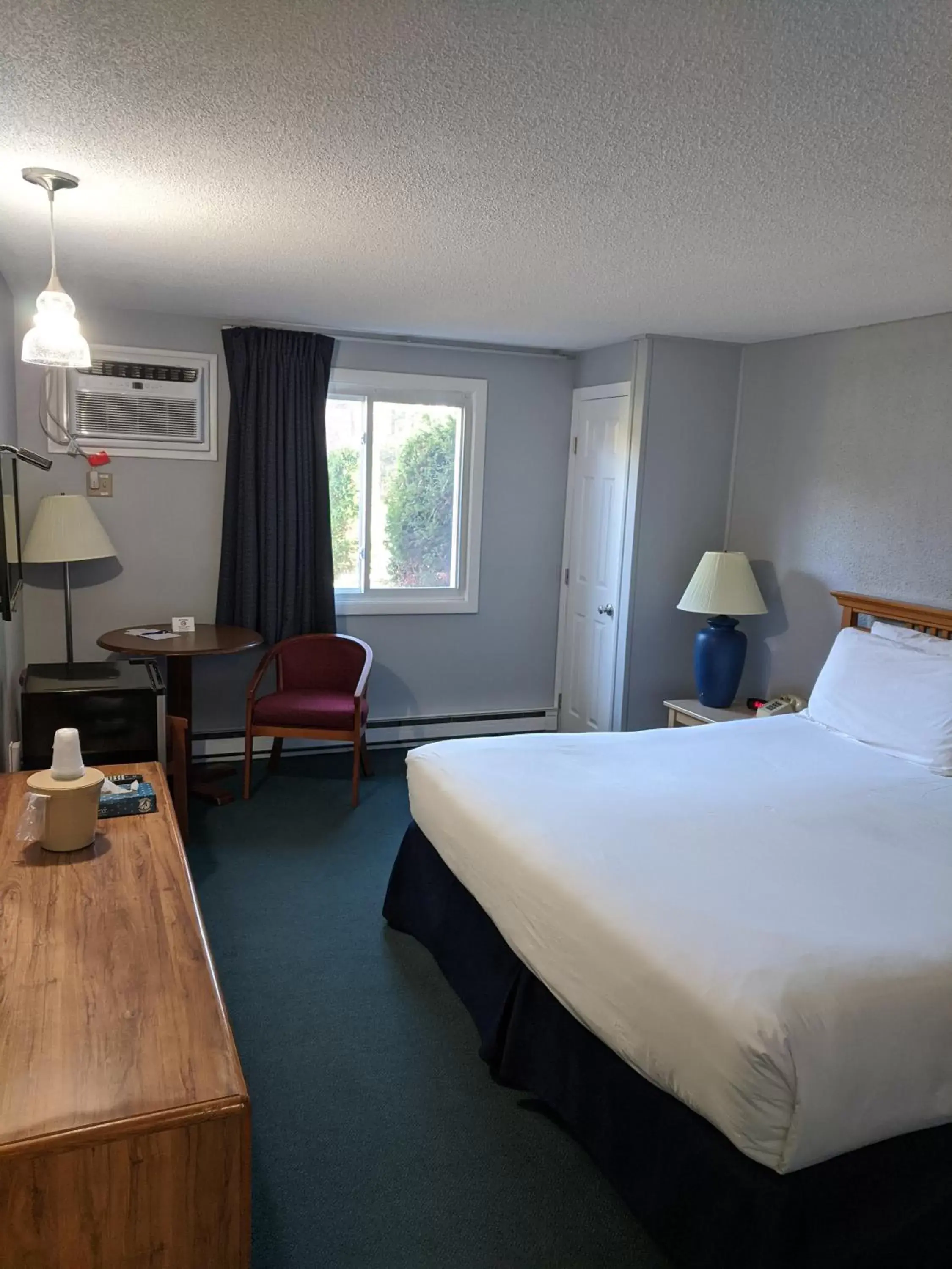 Photo of the whole room in Eastern Inn & Suites (formerly Eastern Inns)