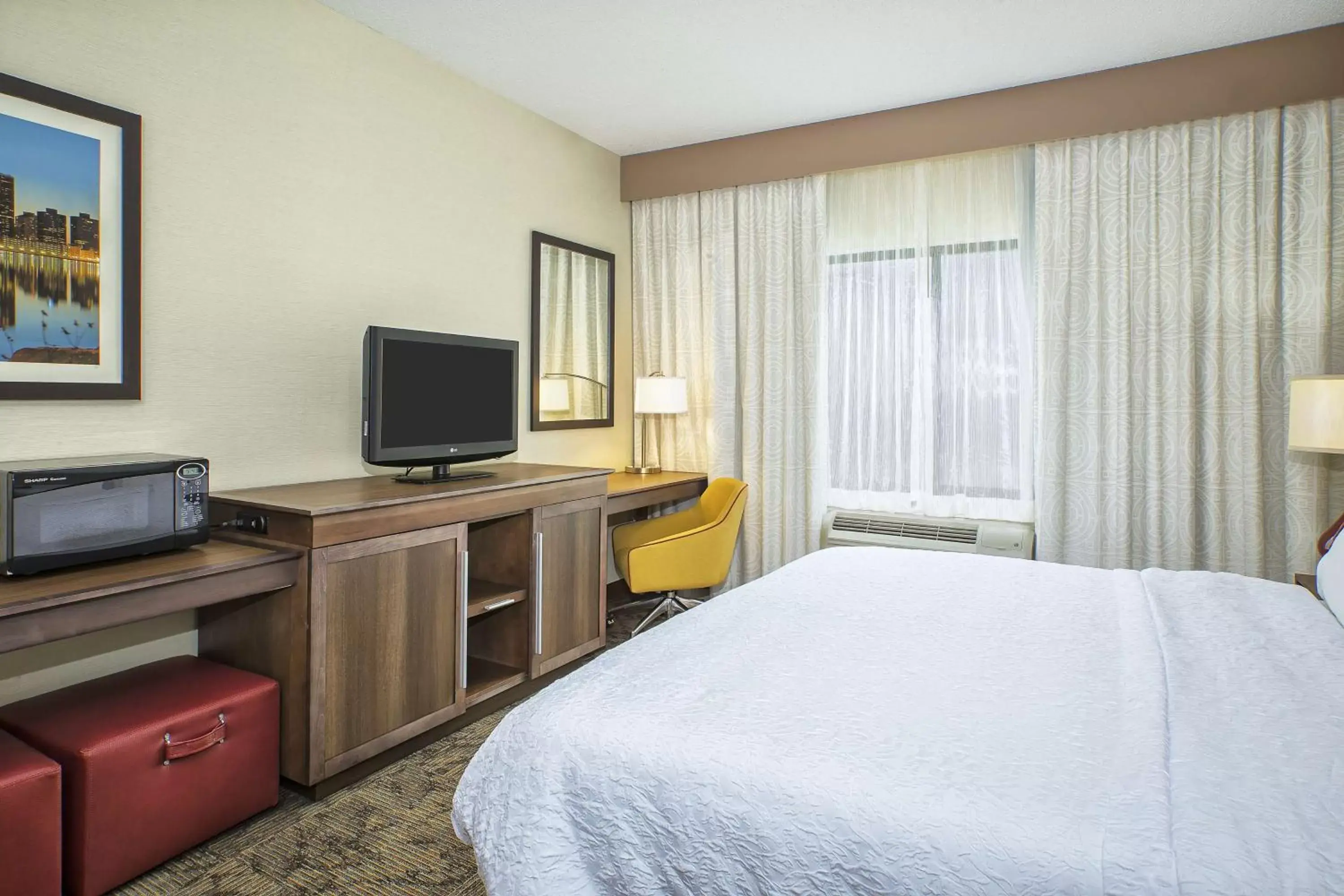 Bed in Hampton Inn Detroit/Belleville-Airport Area