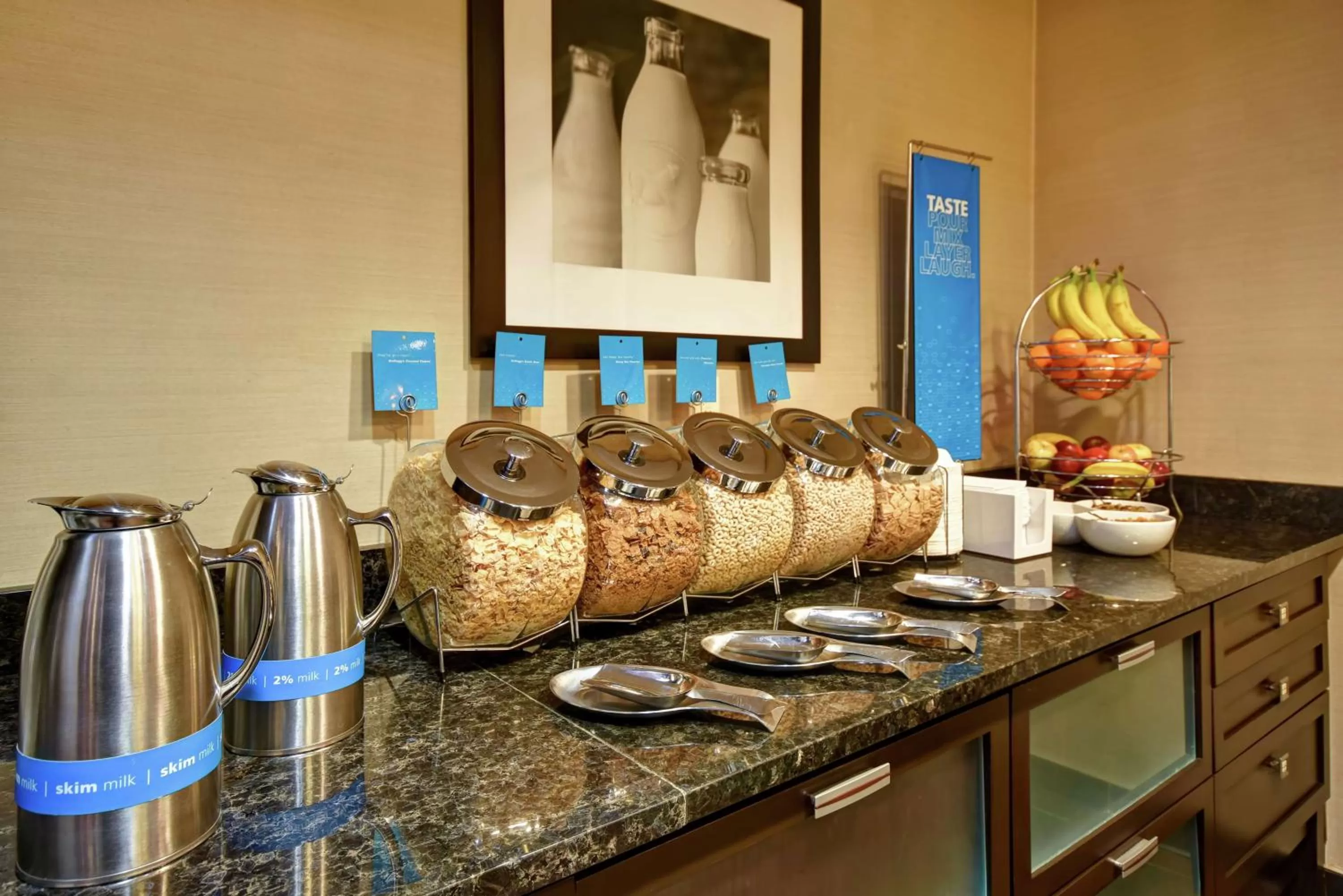 Breakfast in Hampton Inn & Suites Detroit-Canton