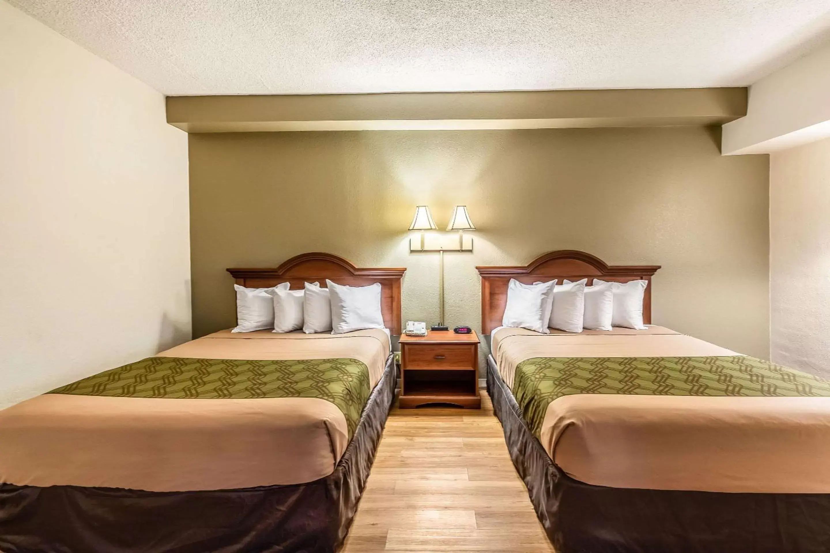 Photo of the whole room, Bed in Econo Lodge Lake City-North