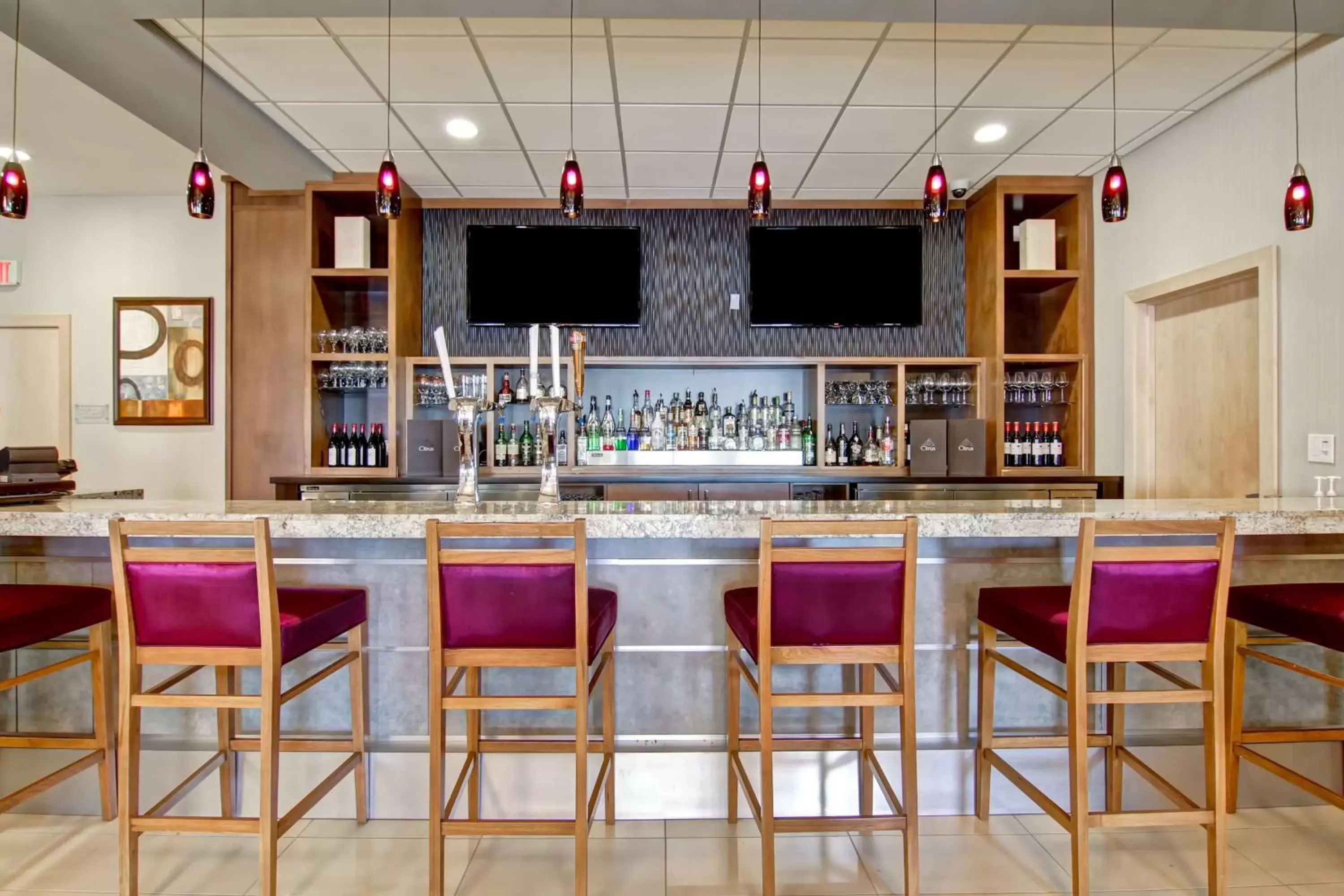 Restaurant/places to eat, Lounge/Bar in DoubleTree by Hilton - Kamloops