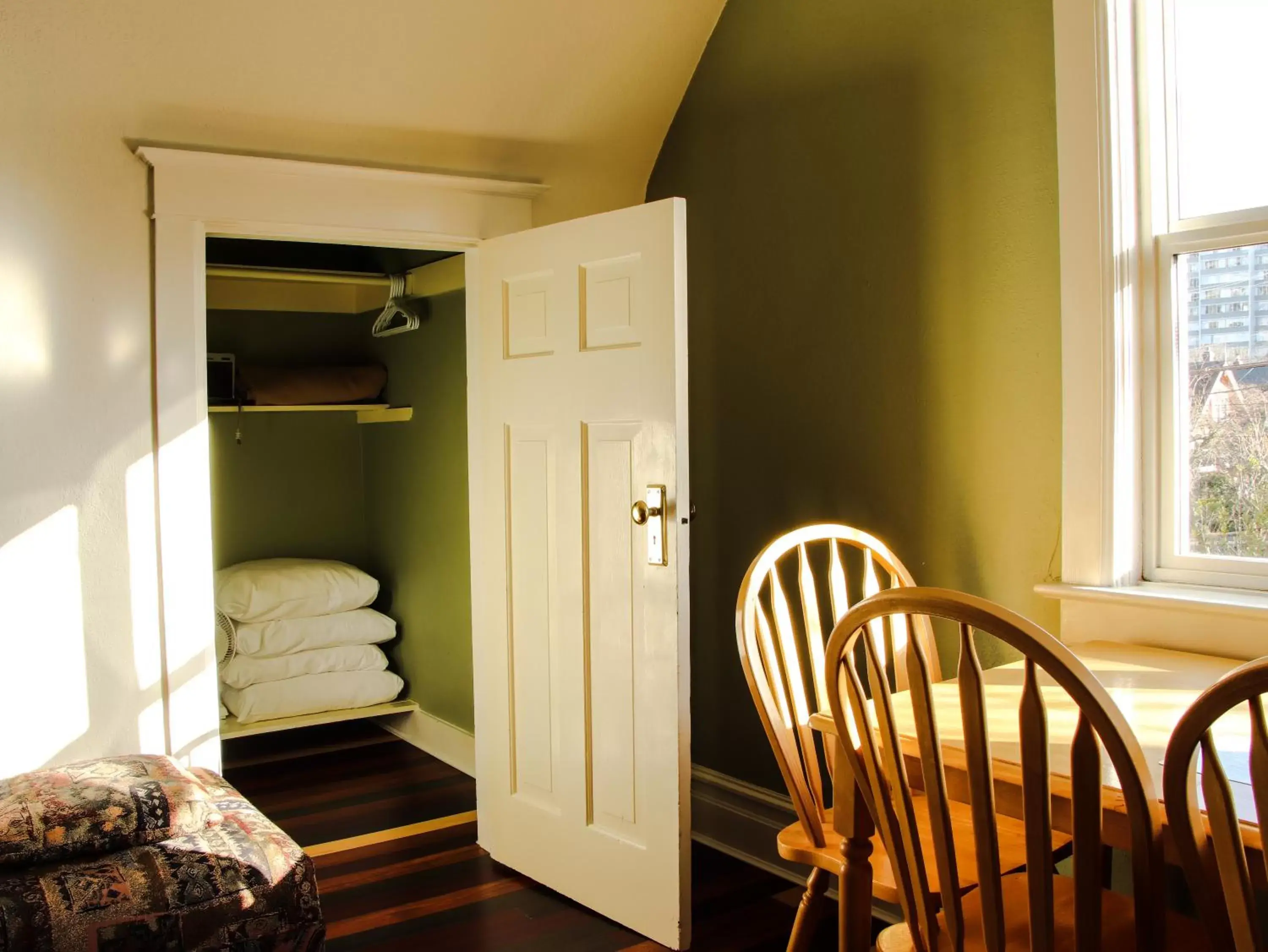 Living room in James Bay Inn Hotel, Suites & Cottage