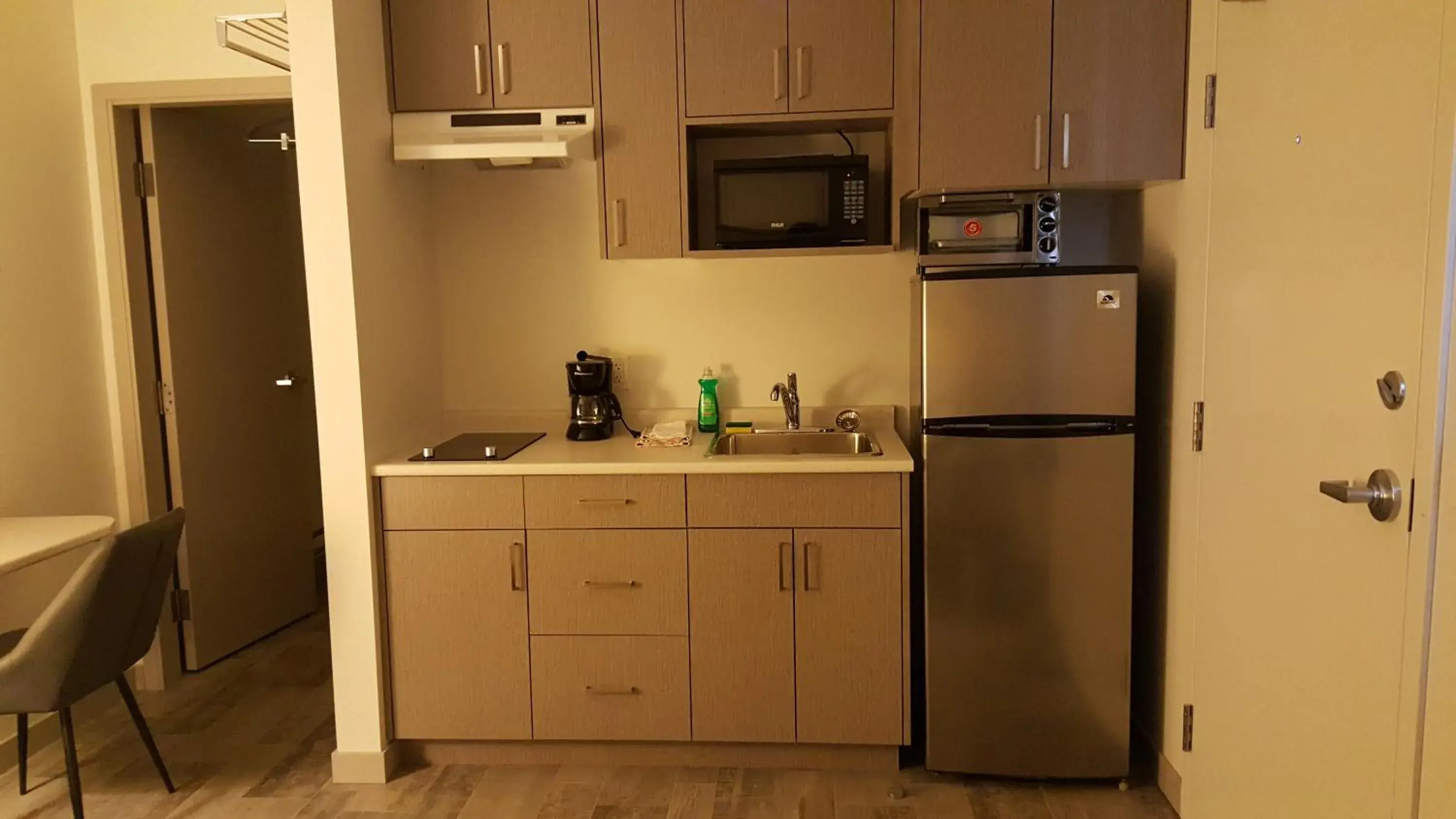 Kitchen/Kitchenette in Centennial Motel