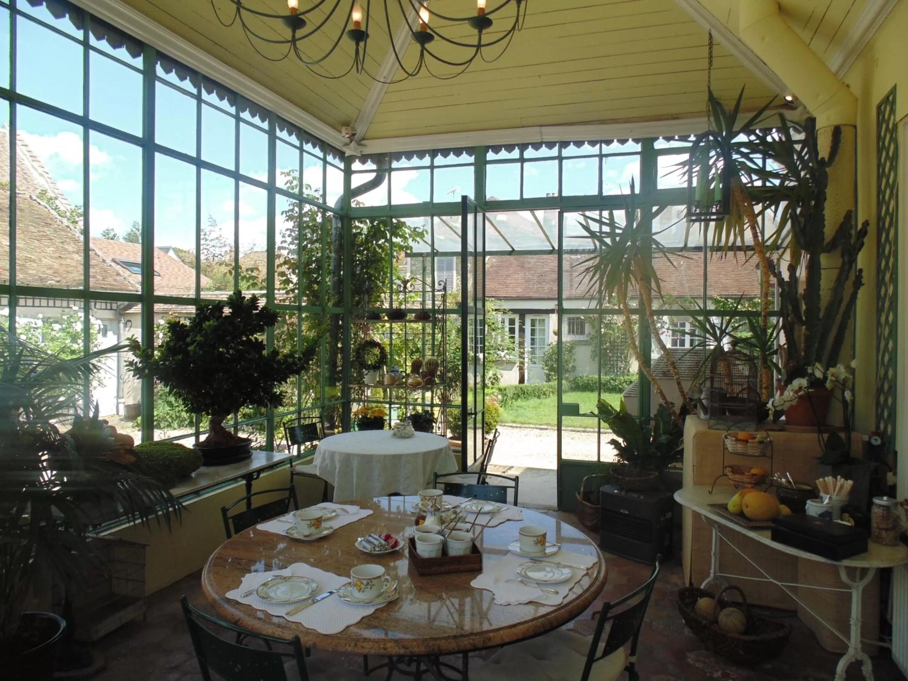 Restaurant/places to eat in Clos Saint Nicolas