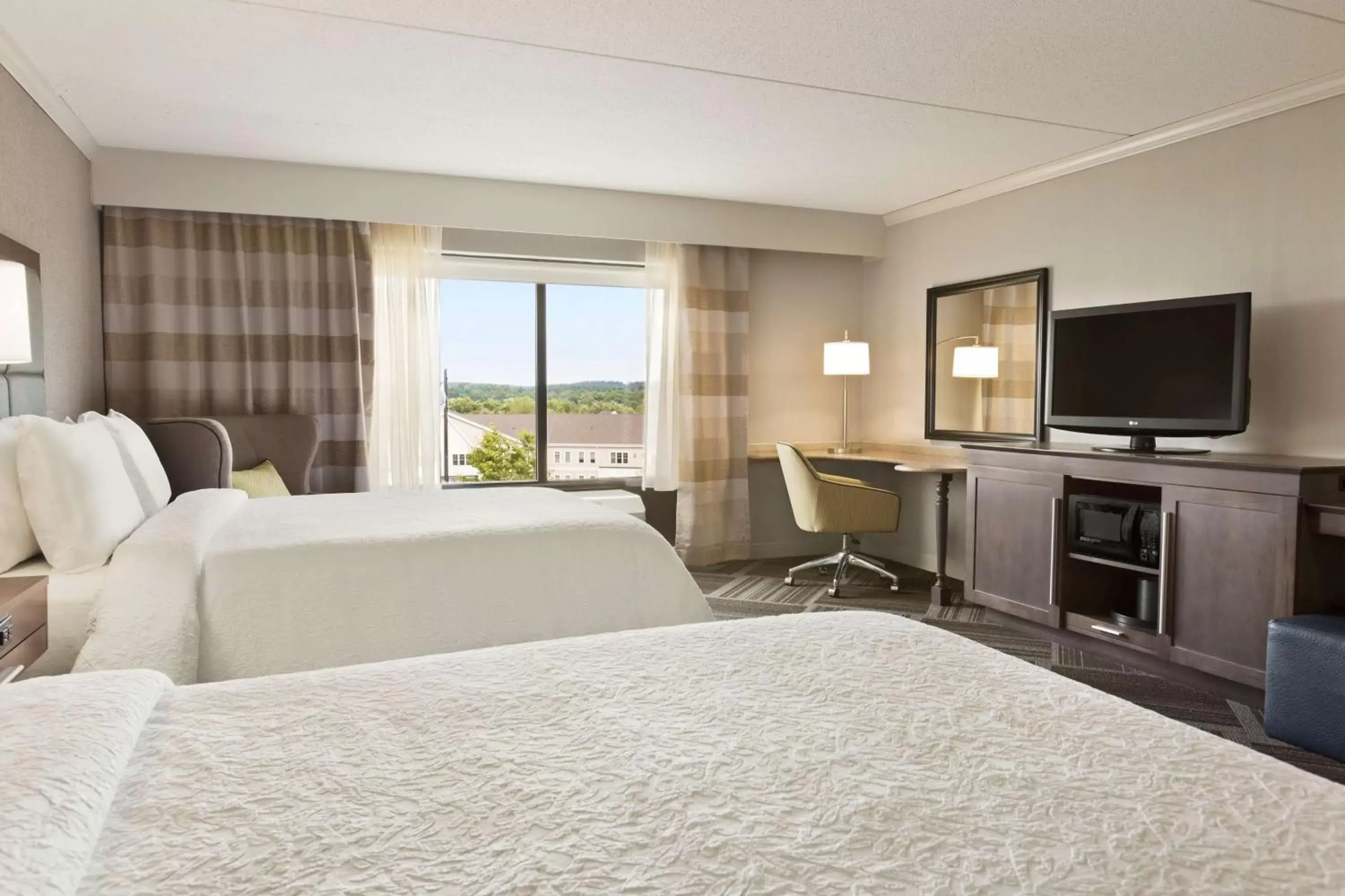 Bed in Hampton Inn & Suites by Hilton Manchester Bedford