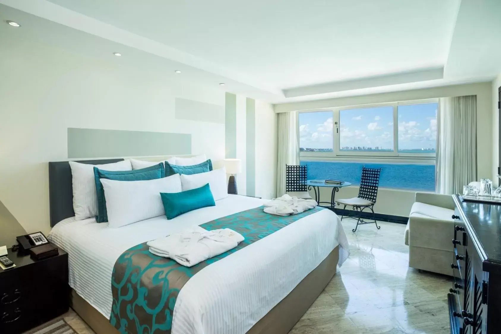 Bed in Dreams Sands Cancun Resort & Spa