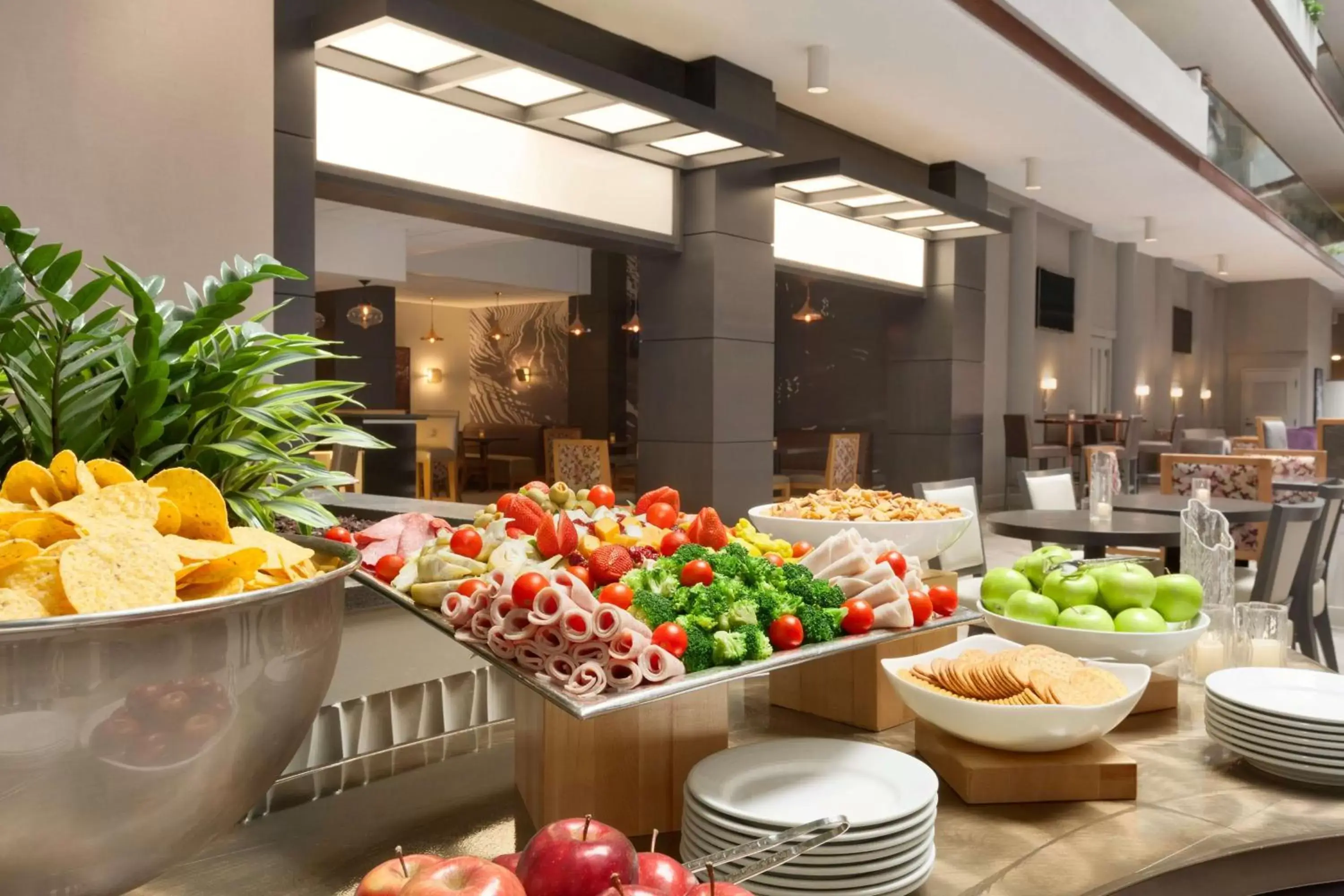 Dining area in Embassy Suites by Hilton Irvine Orange County Airport