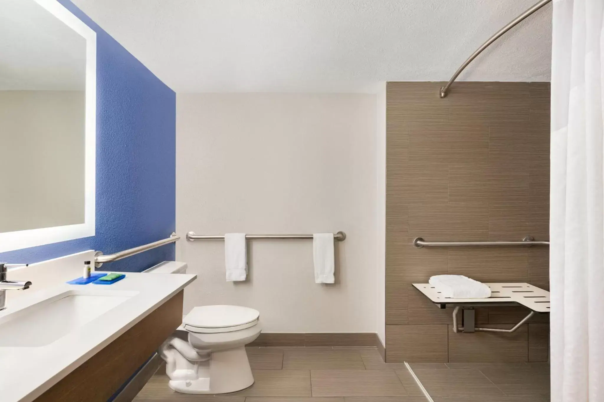 Photo of the whole room, Bathroom in Holiday Inn Express Vero Beach-West I-95, an IHG Hotel