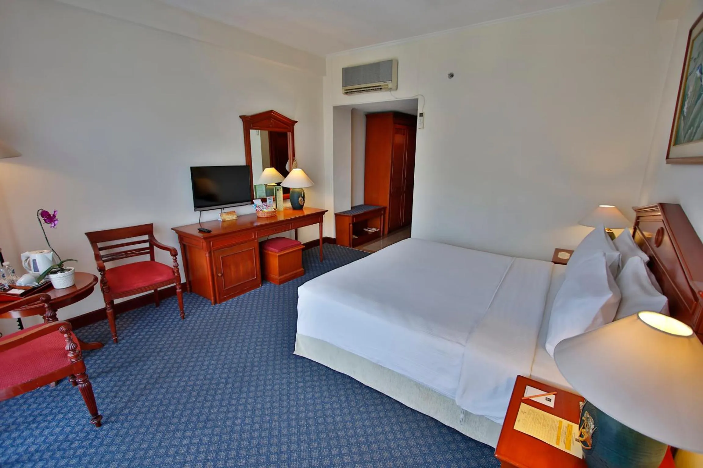 TV and multimedia, Bed in The Jayakarta Suites Bandung