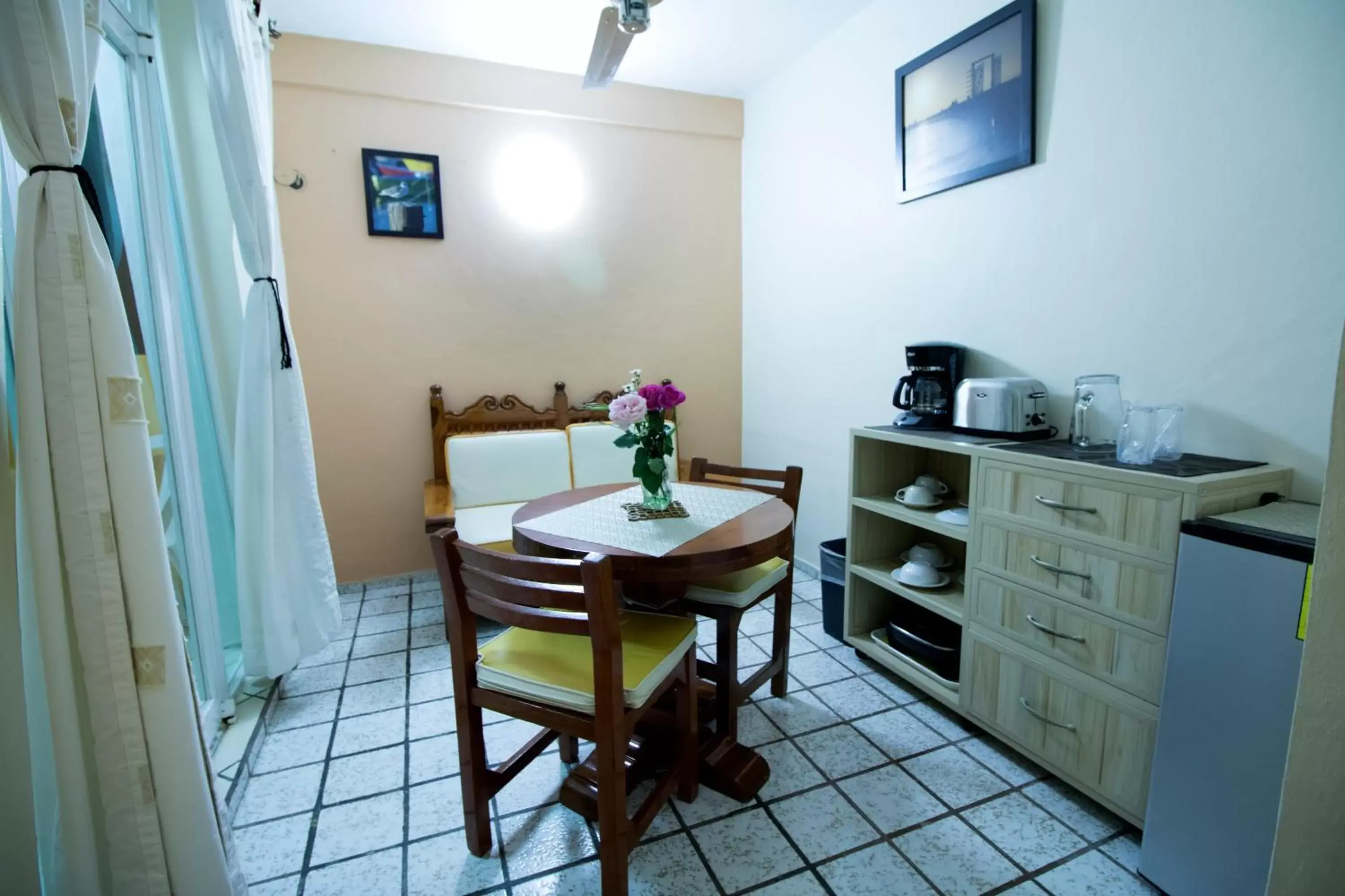 Kitchen or kitchenette, Dining Area in Hotel Bucaneros Isla Mujeres