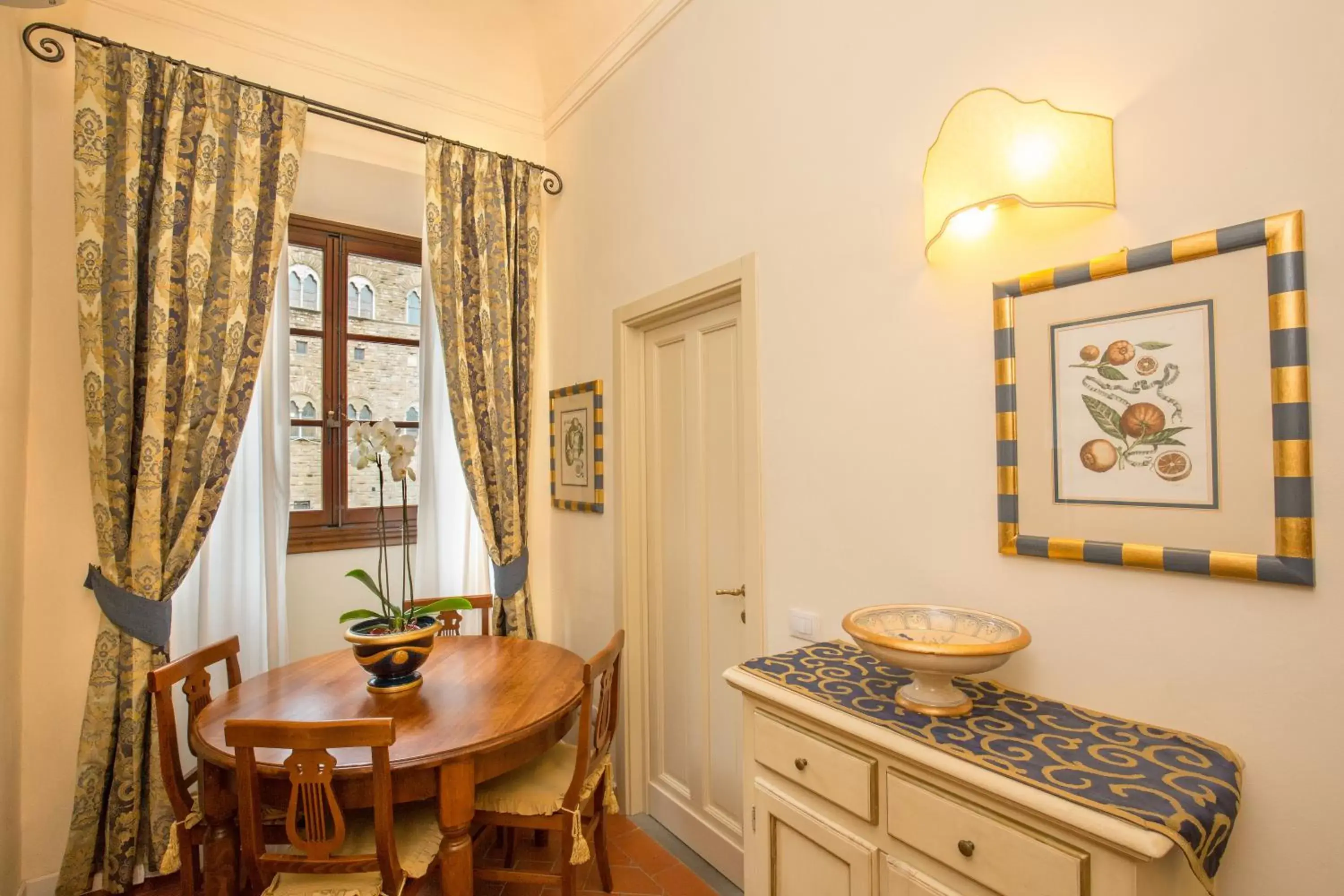 TV and multimedia, Dining Area in La Casa Del Garbo - Luxury Rooms & Suite