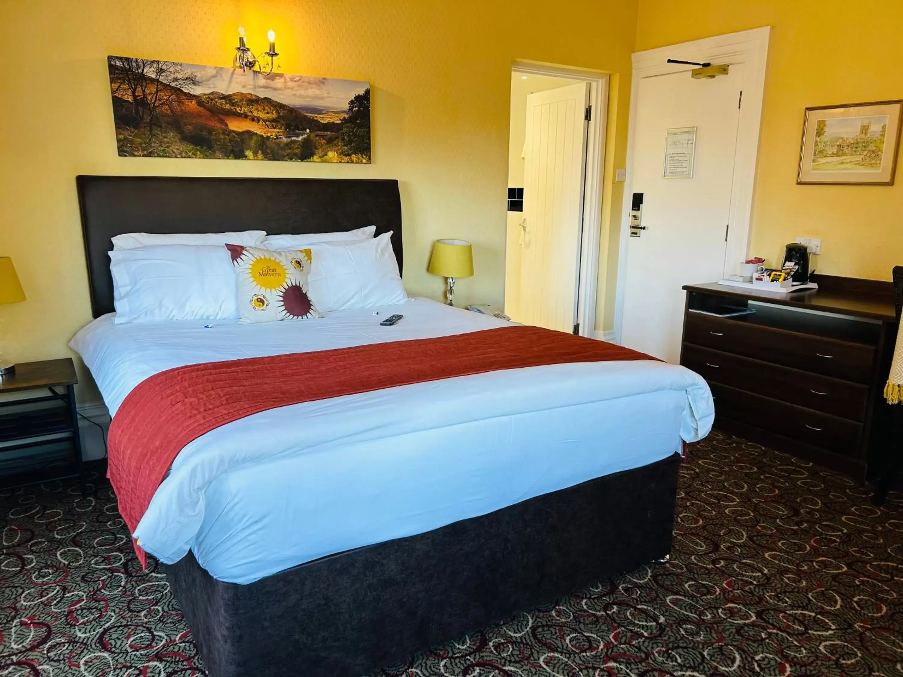 Bedroom, Bed in Great Malvern Hotel