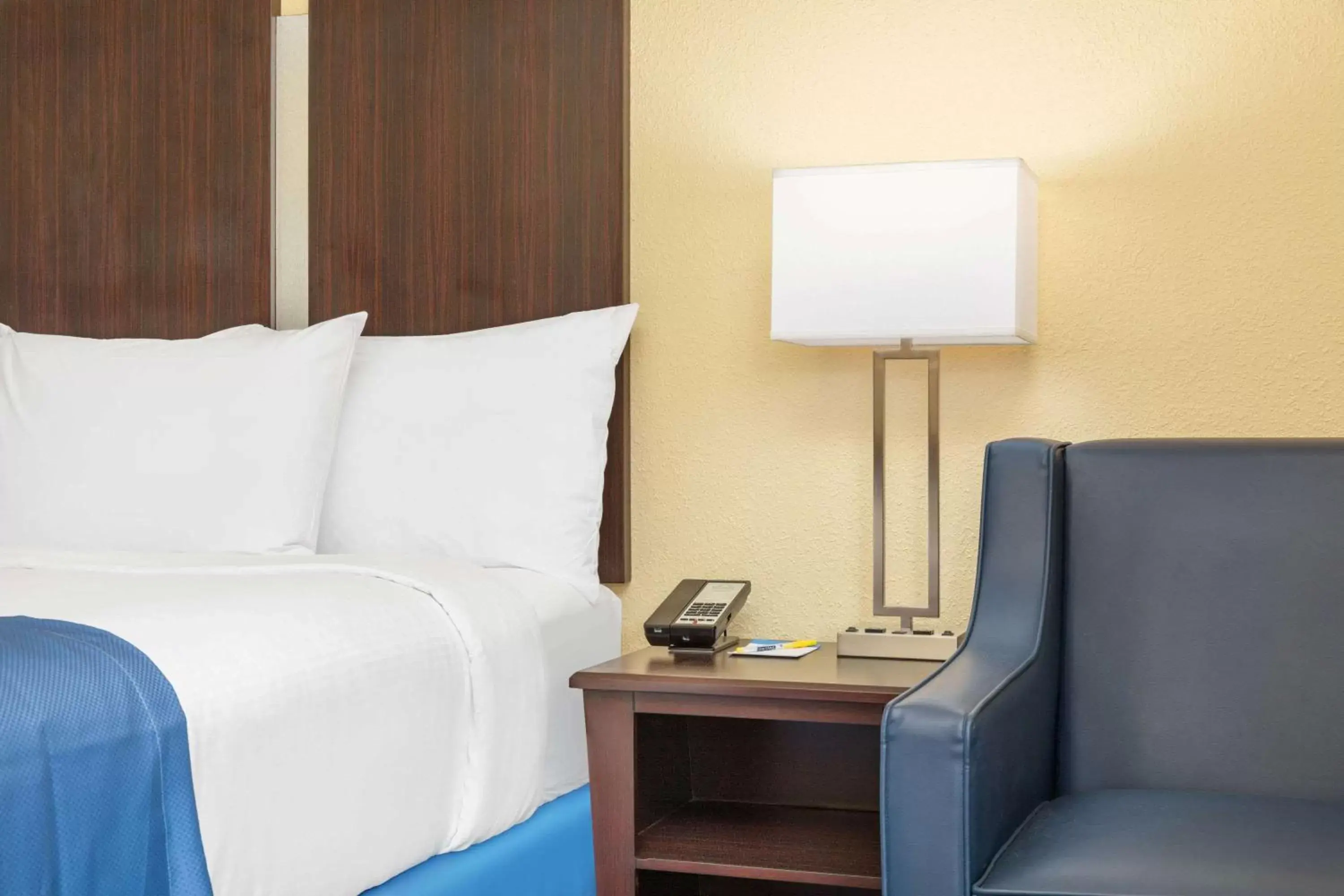 Photo of the whole room, Bed in Days Inn by Wyndham Muscle Shoals