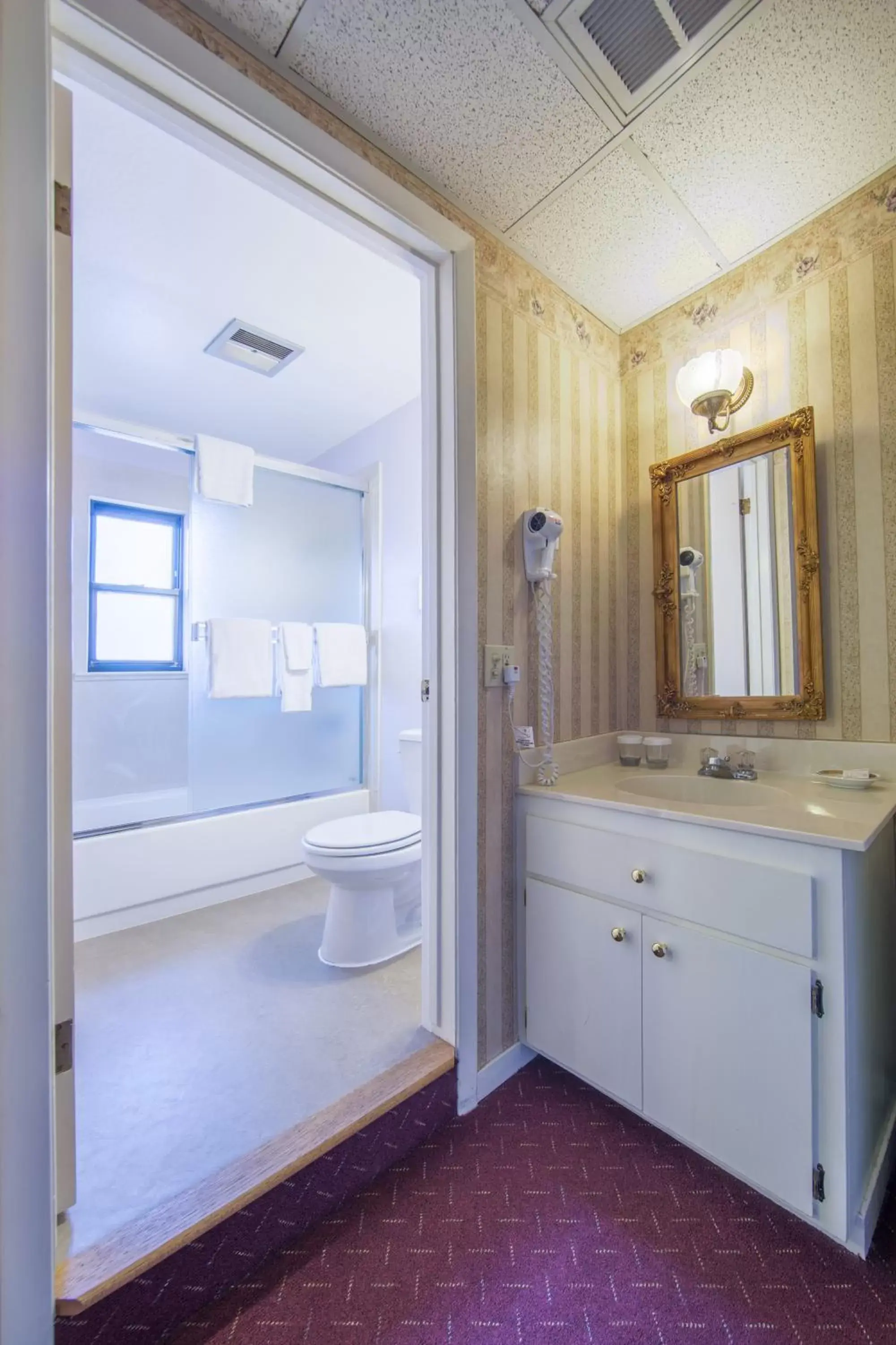 Bathroom in Historic Cary House Hotel