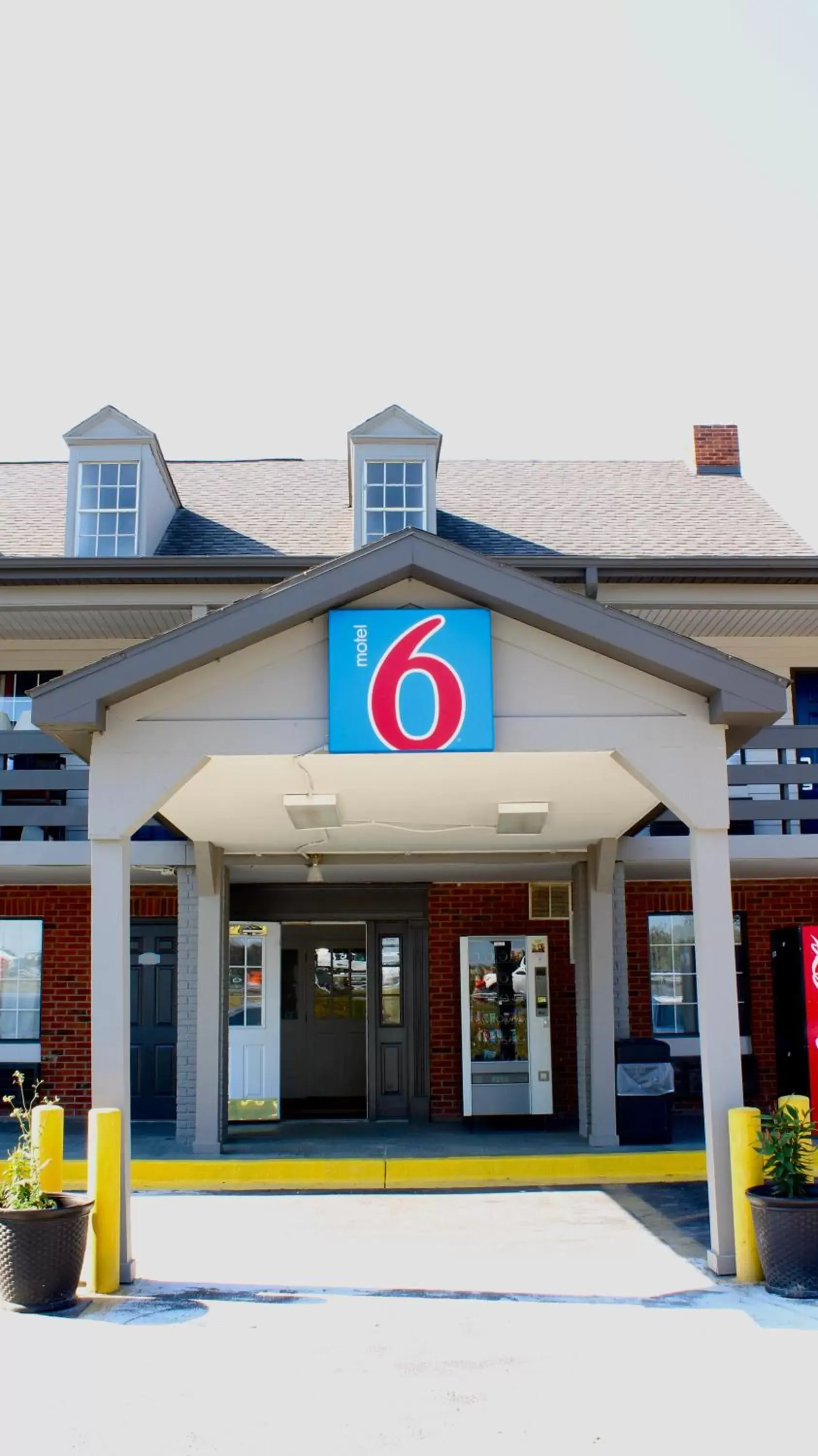 Property building in Motel 6-Dayton, OH