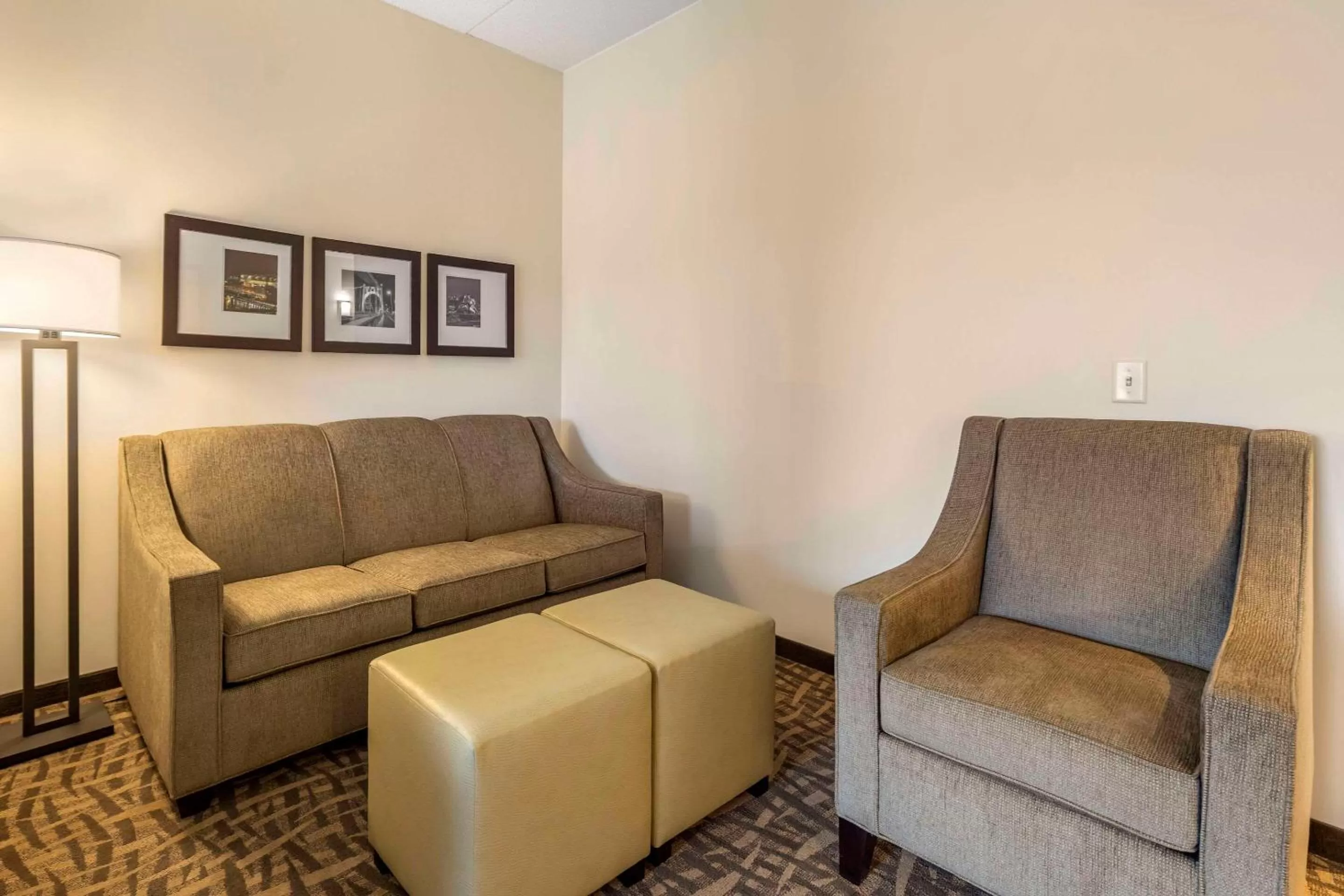 Seating area in Comfort Inn & Suites Pittsburgh-Northshore