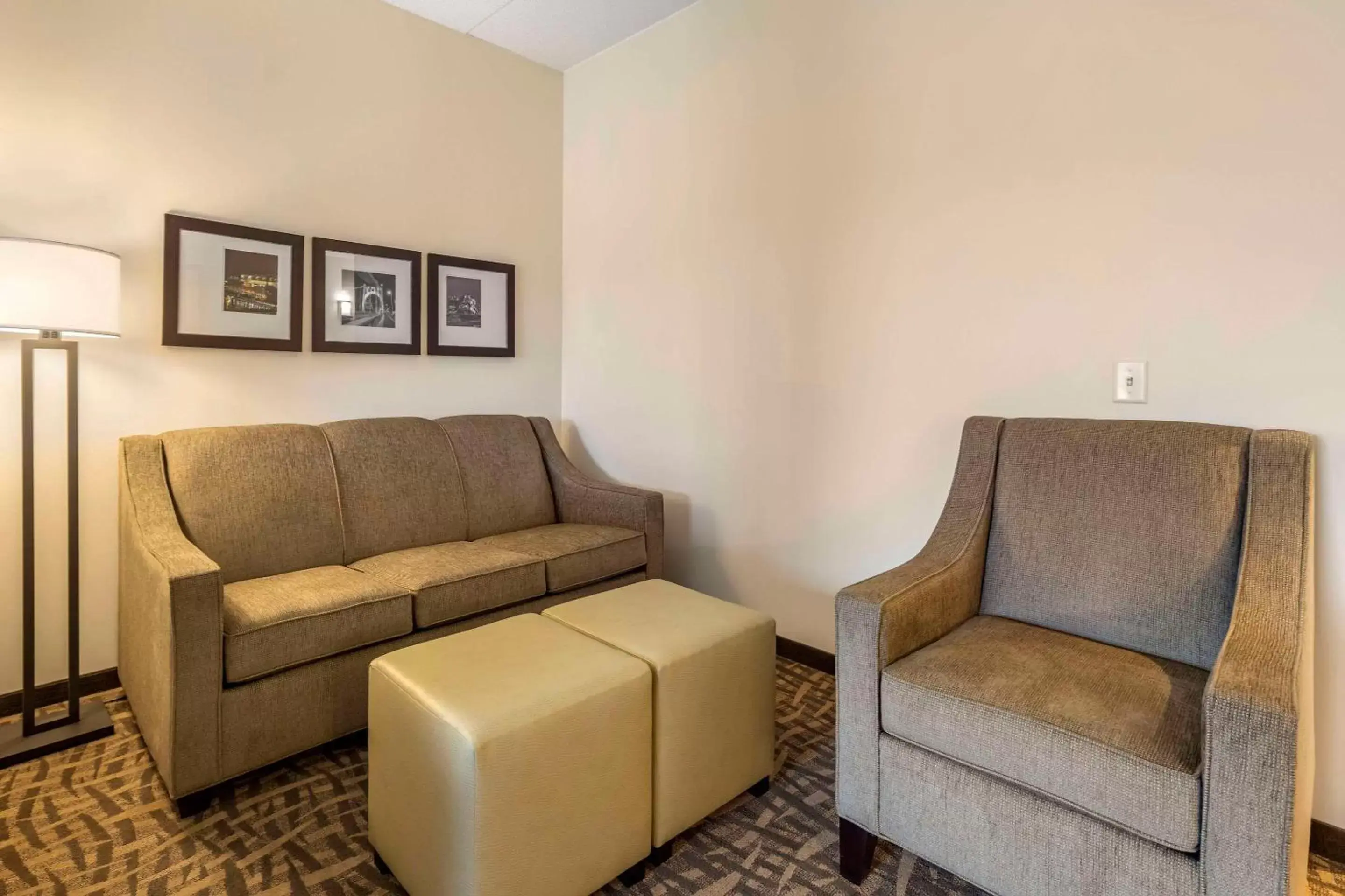 Bedroom, Seating Area in Comfort Inn & Suites Pittsburgh-Northshore