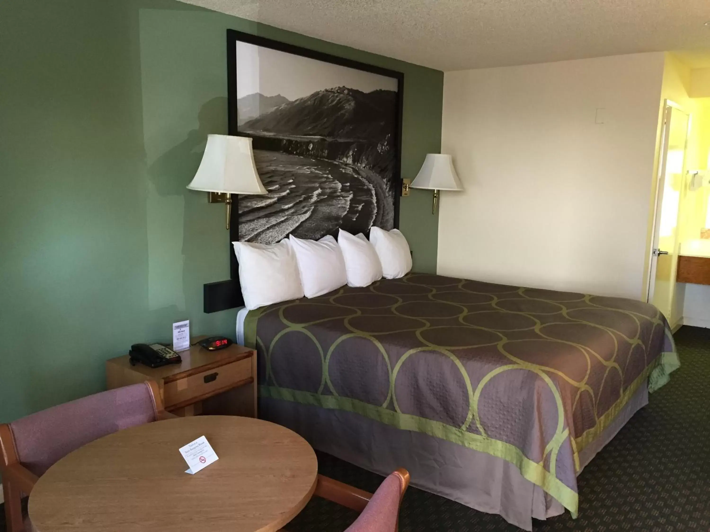 Photo of the whole room, Bed in Mission Inn San Luis Obispo