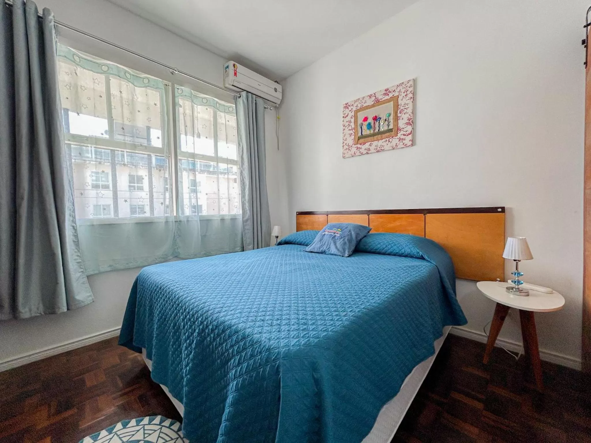 Photo of the whole room, Bed in A Primeira Vista