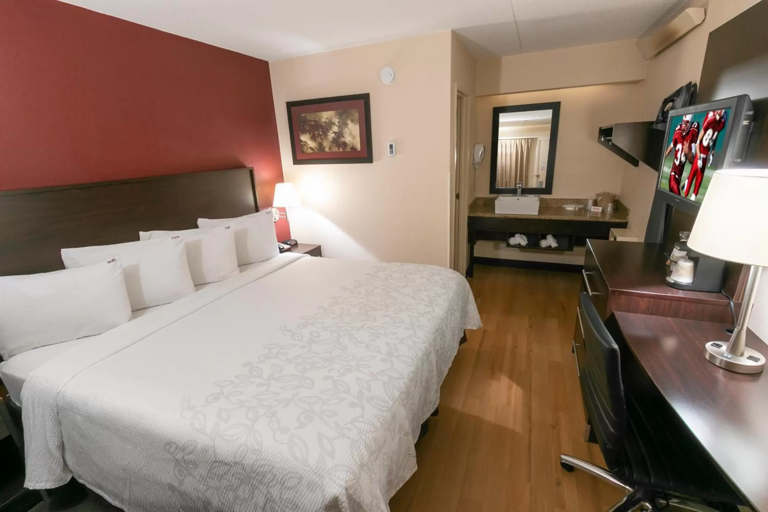 Photo of the whole room, Bed in Red Roof Inn PLUS+ Baltimore - Washington DC/BWI South