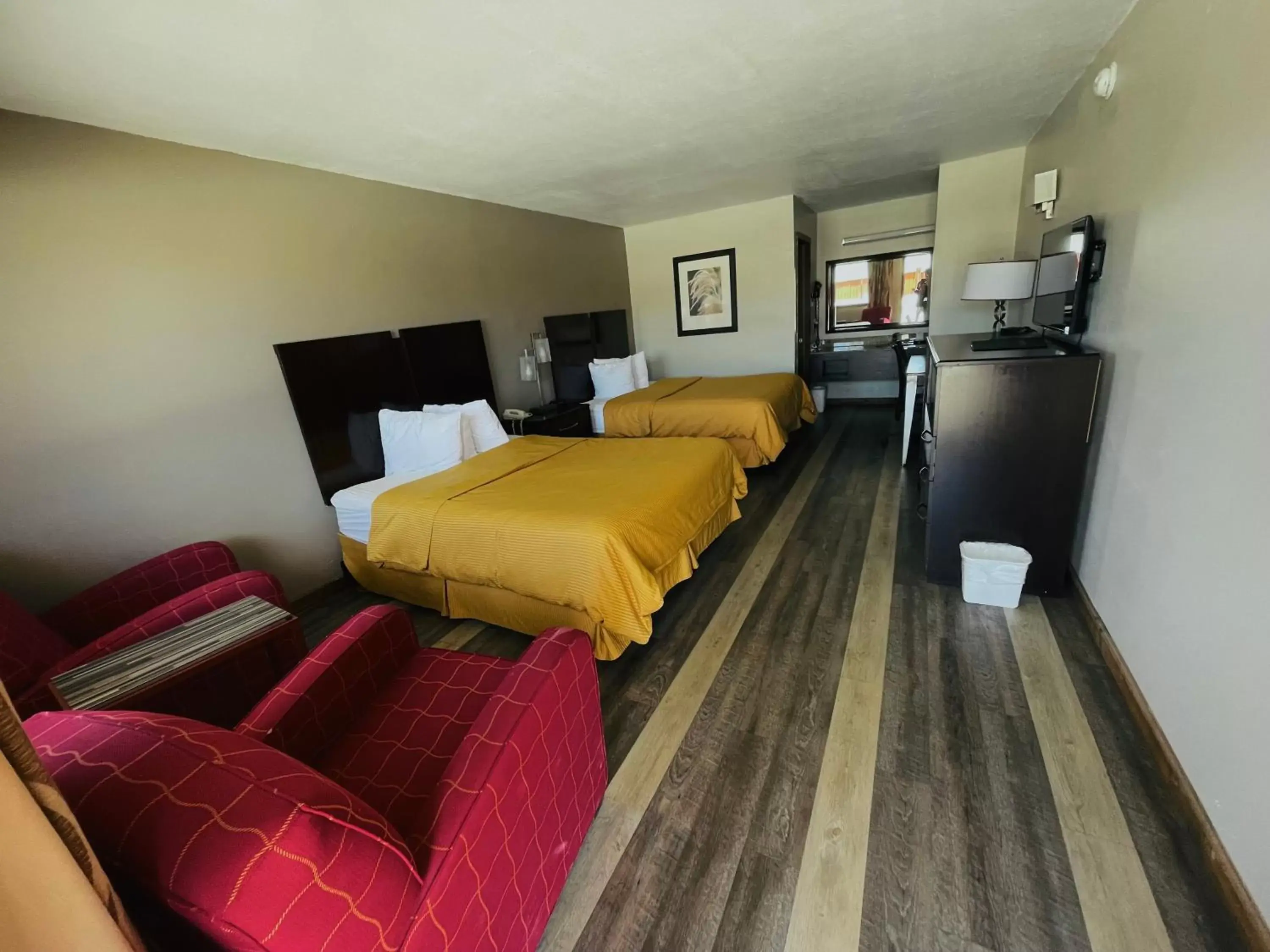 Bedroom in Royal Inn & Suites