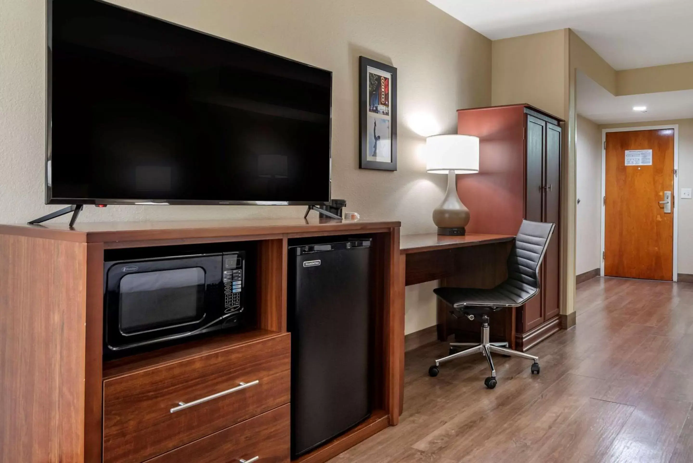 Photo of the whole room, TV/Entertainment Center in Comfort Inn Birmingham Homewood