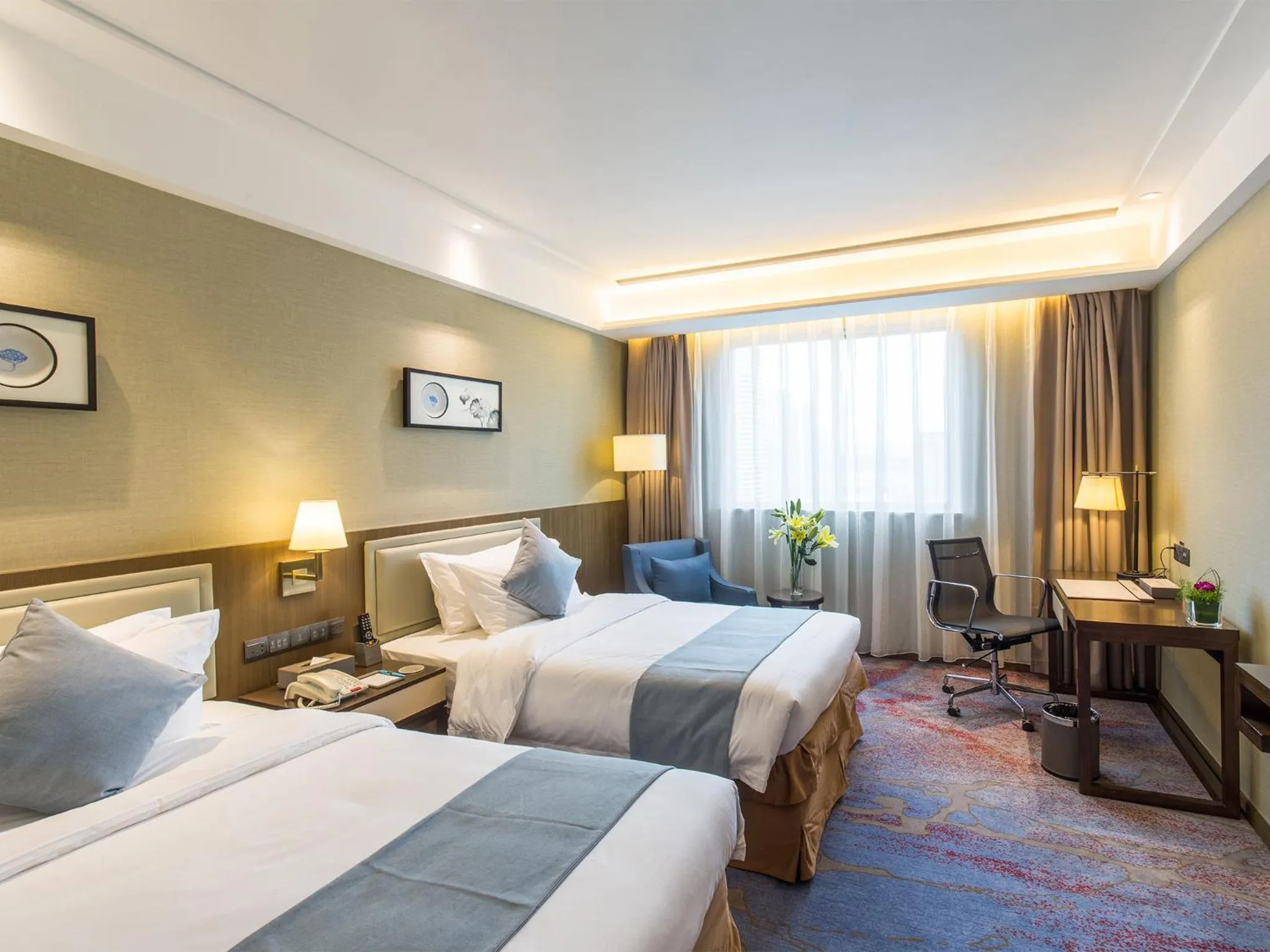 Photo of the whole room, Bed in Wan Yue Grand Skylight Hotel