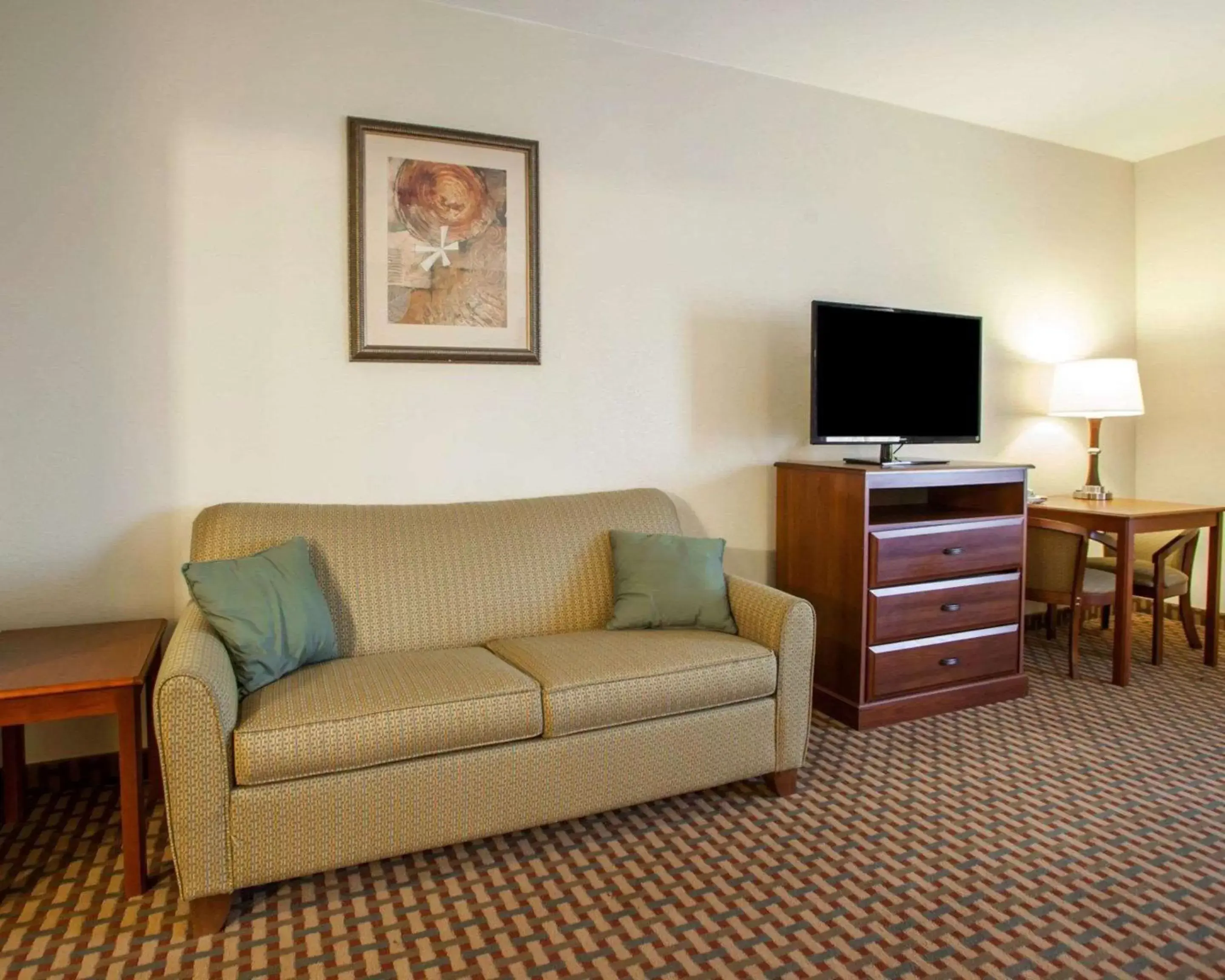 Photo of the whole room, Seating Area in Comfort Inn & Suites Harrisonville