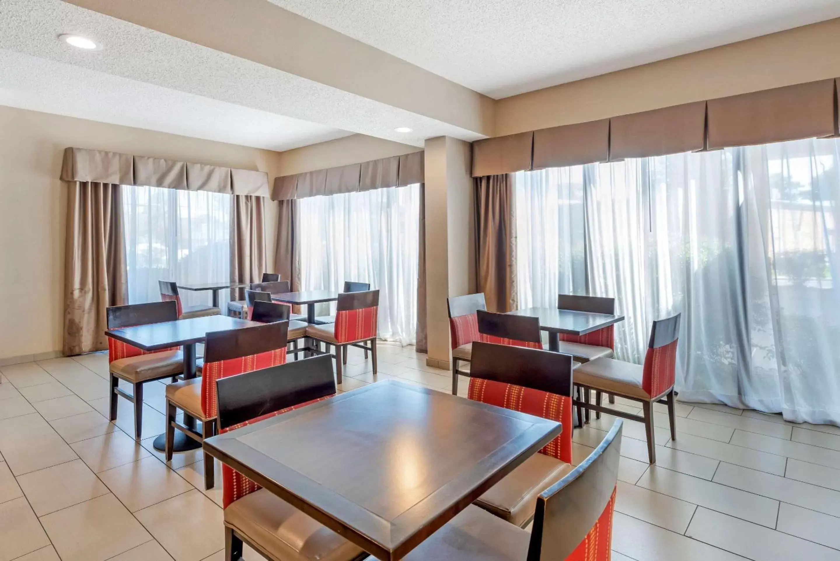 Restaurant/Places to Eat in Comfort Inn Elizabeth City near University