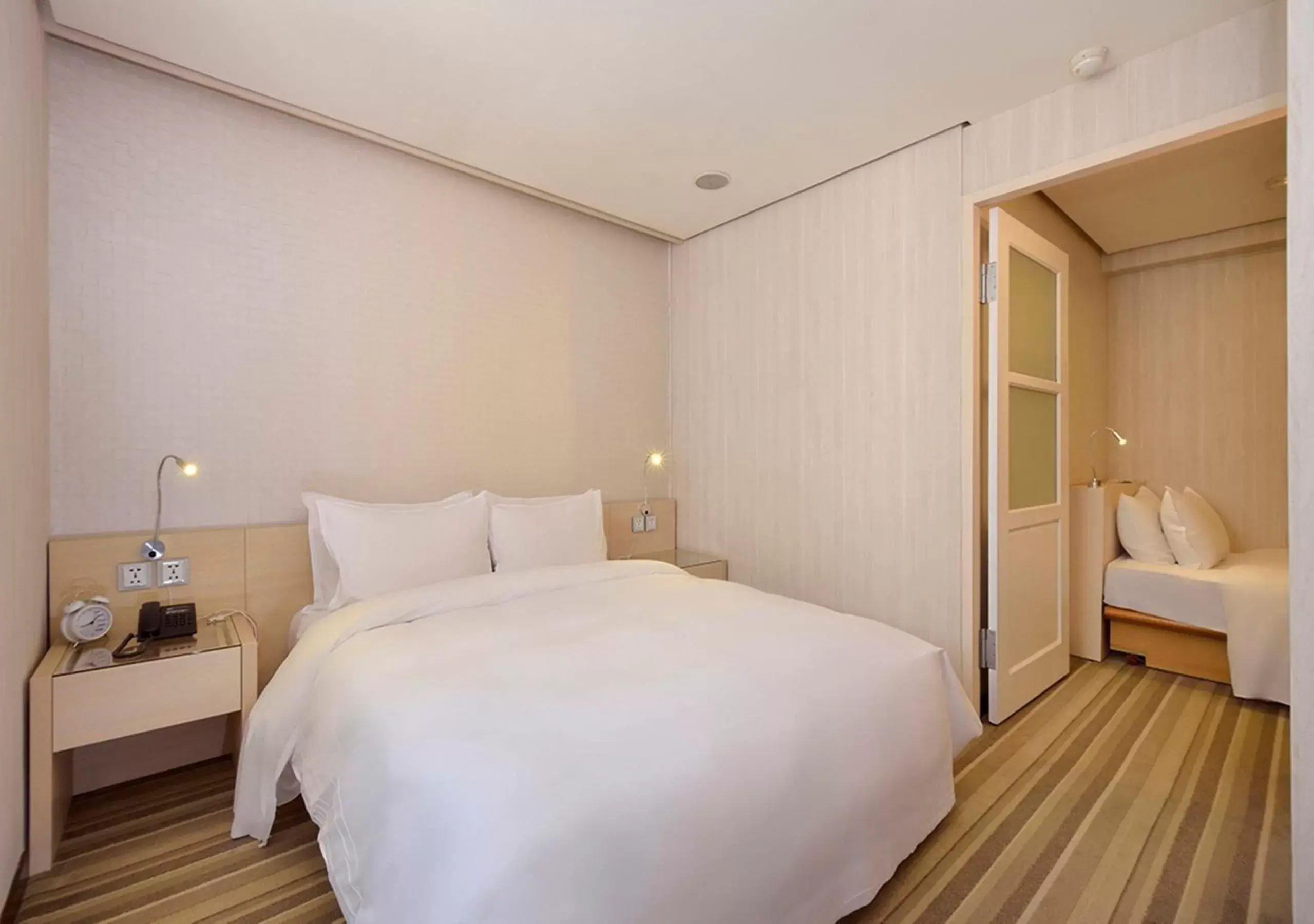 bunk bed, Bed in Yomi Hotel - ShuangLian MRT