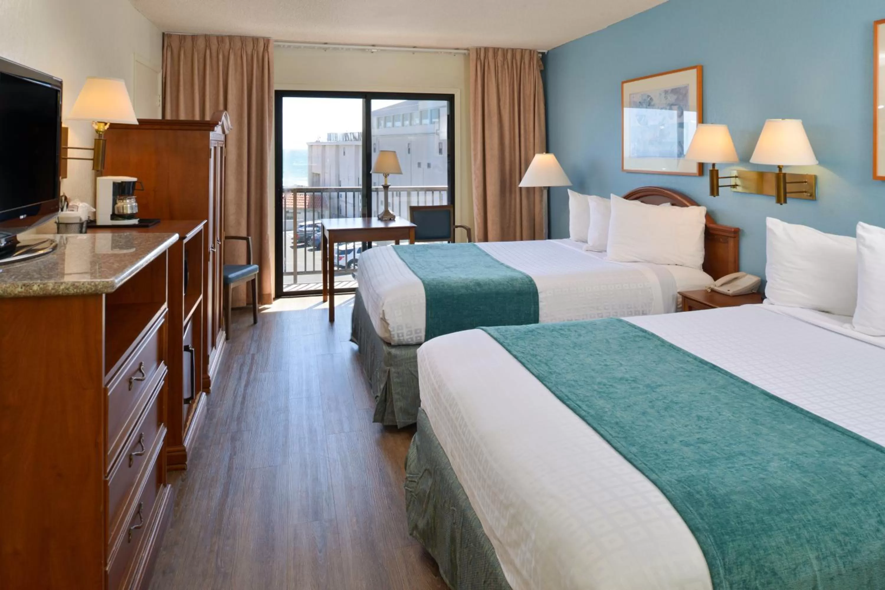 Bed in Edgewater Inn and Suites