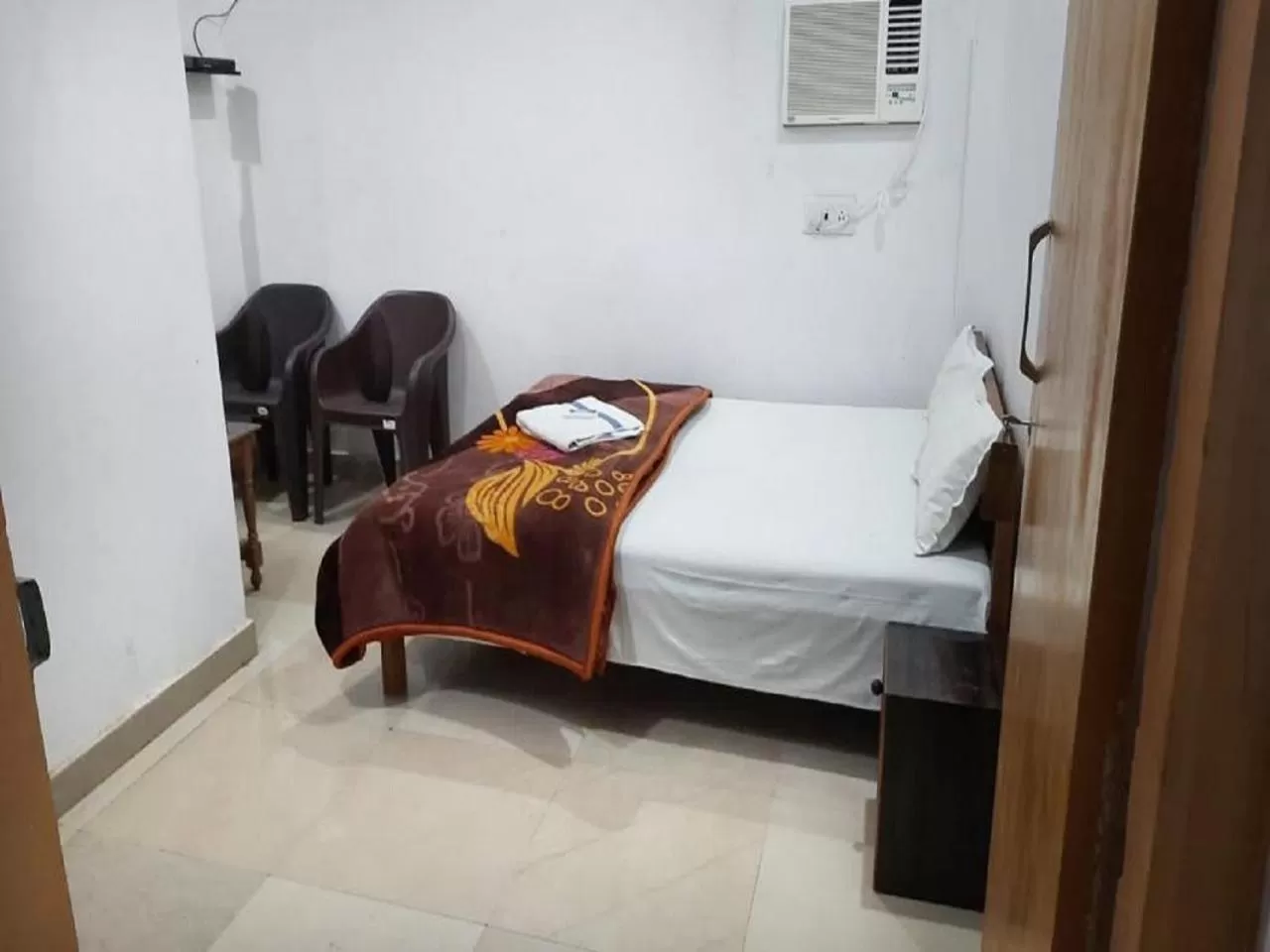Bed in STAYMAKER Hotel Raj Ganga