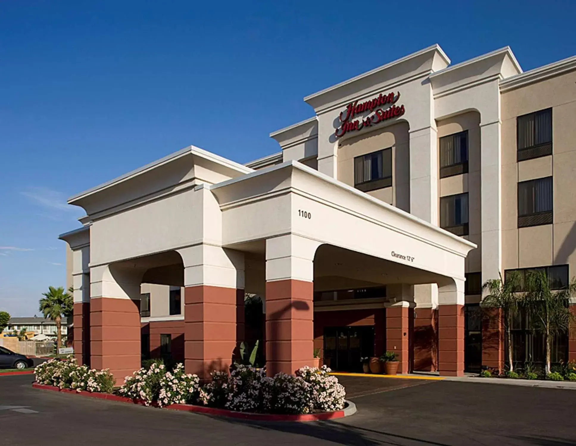 Property Building in Hampton Inn & Suites Tulare