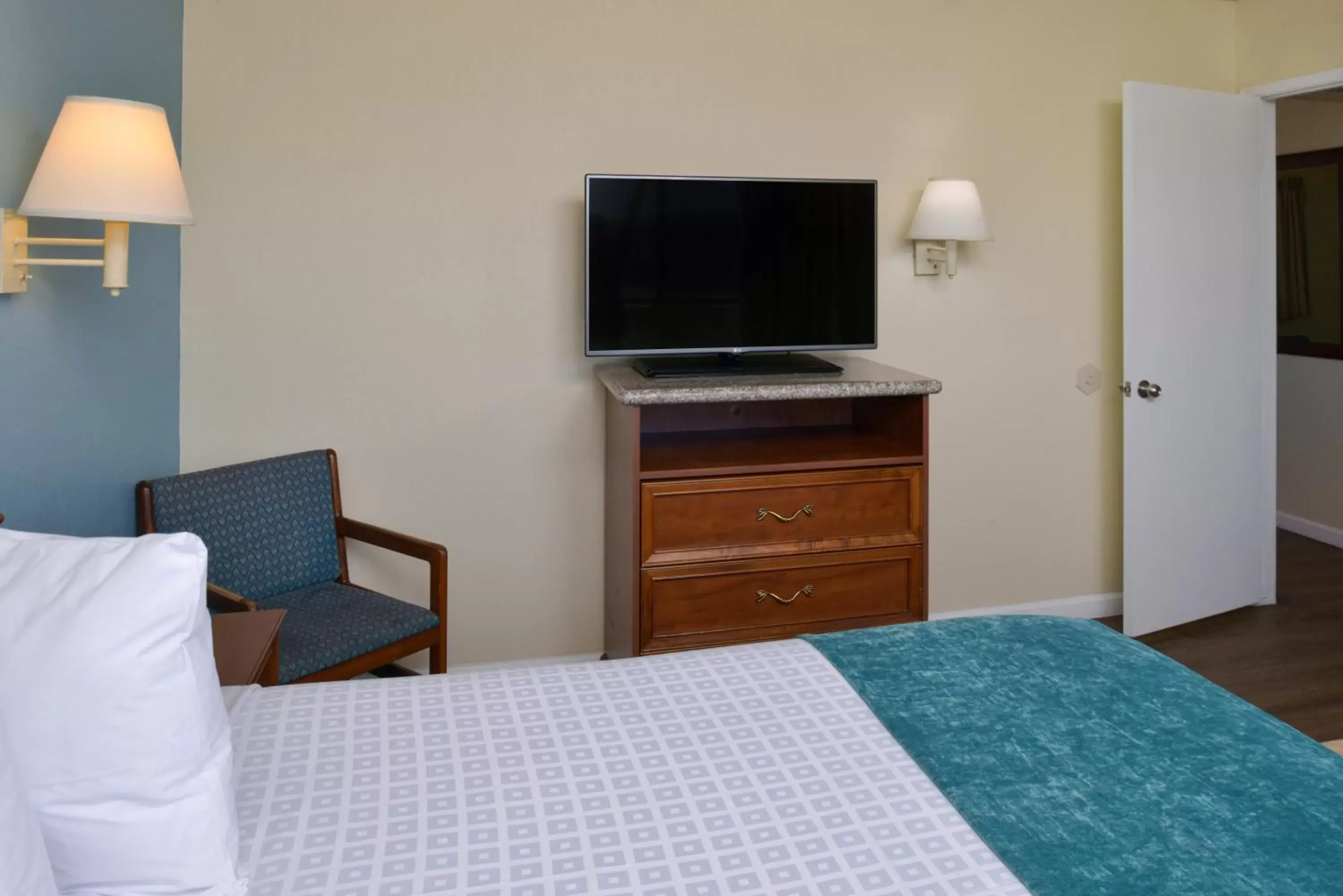 Communal lounge/ TV room, TV/Entertainment Center in Edgewater Inn and Suites