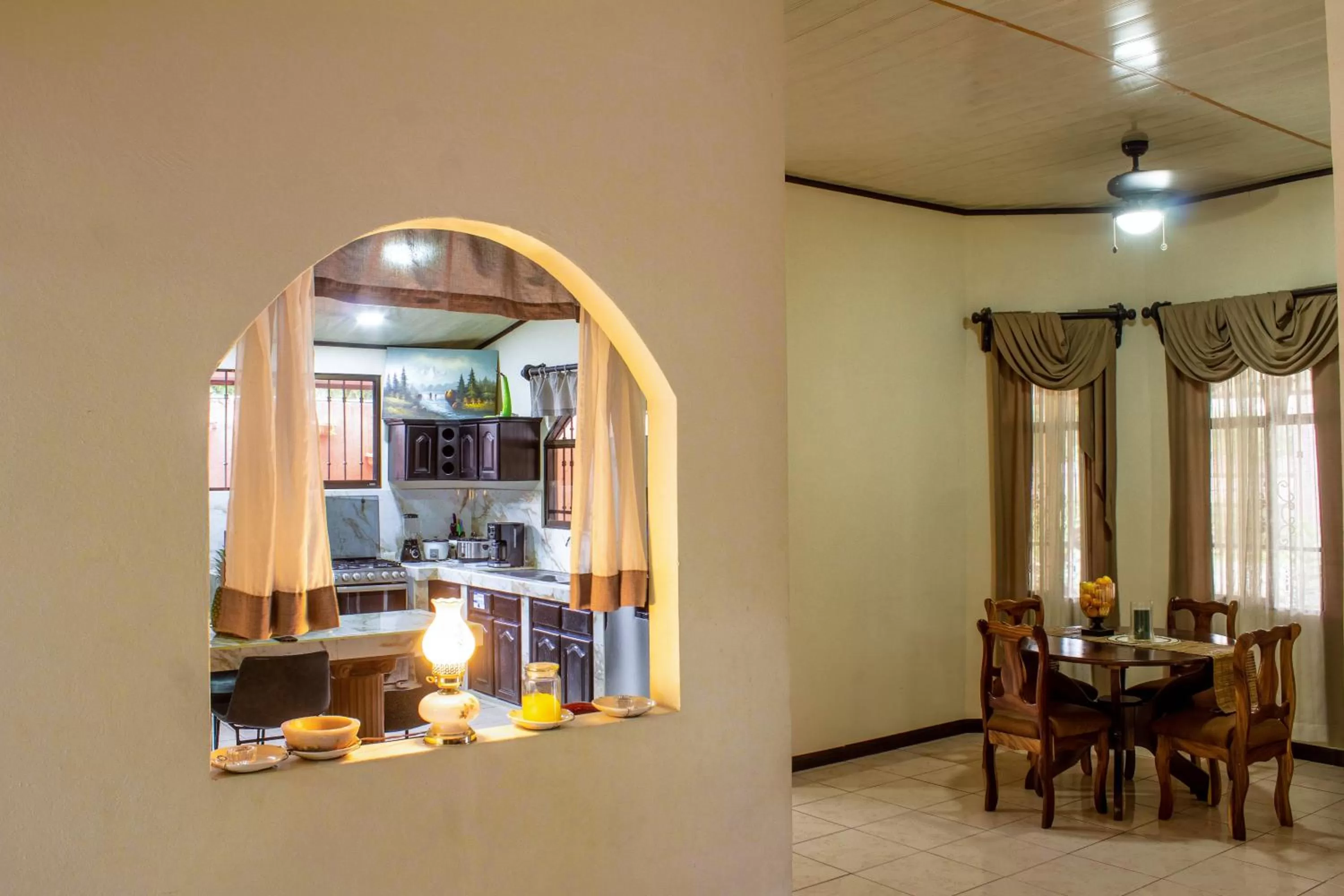 Kitchen or kitchenette in Tico House Bed & Breakfast
