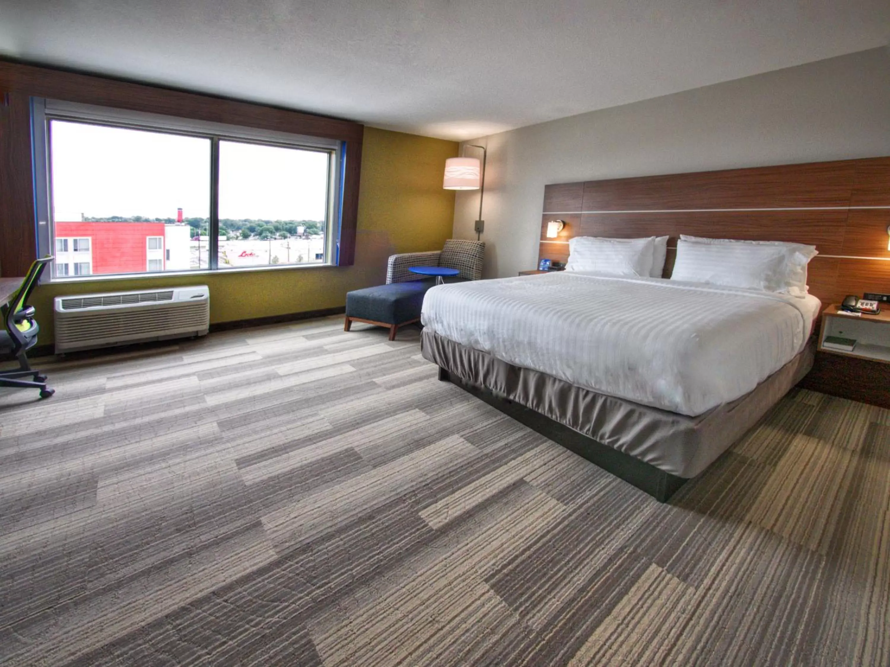 Photo of the whole room, Bed in Holiday Inn Express & Suites Moore, an IHG Hotel