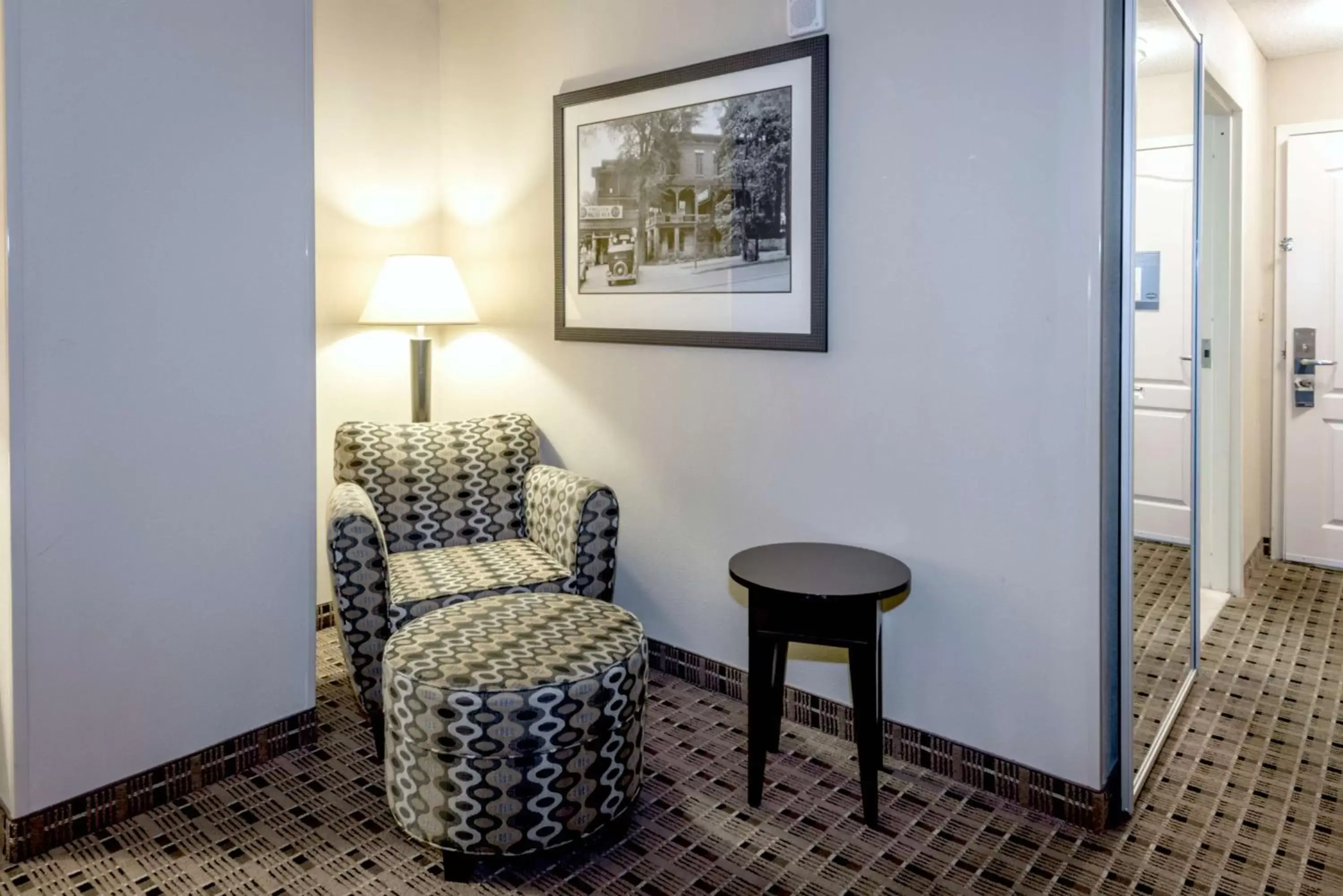 Bed, Seating Area in Hampton Inn & Suites Montgomery-Downtown