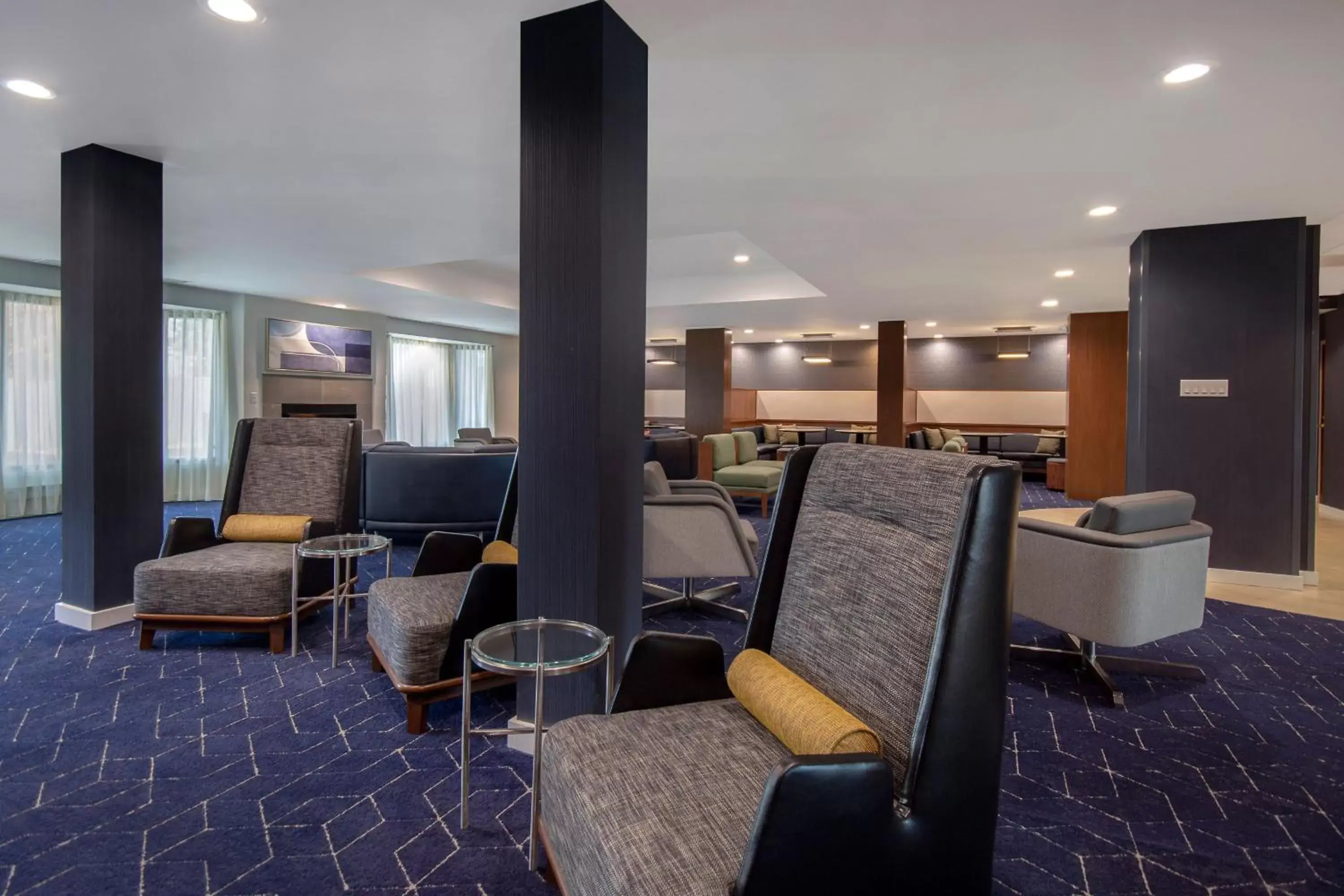 Lobby or reception, Lounge/Bar in Courtyard by Marriott Cincinnati Airport