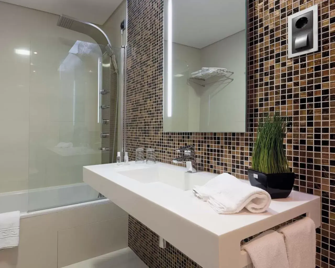 Bathroom in Cardal Hotel