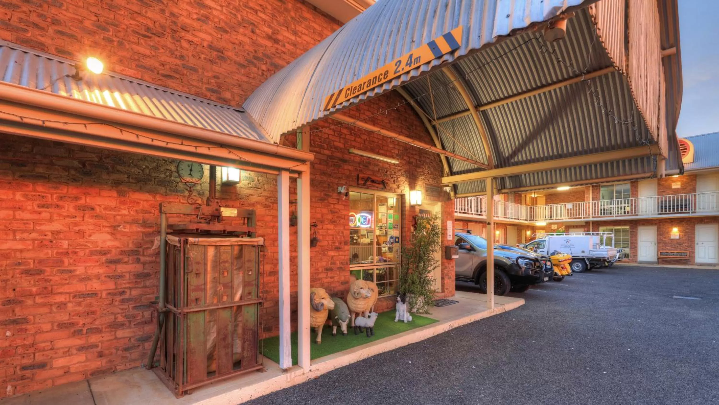 Facade/entrance in Shearing Shed Motor Inn
